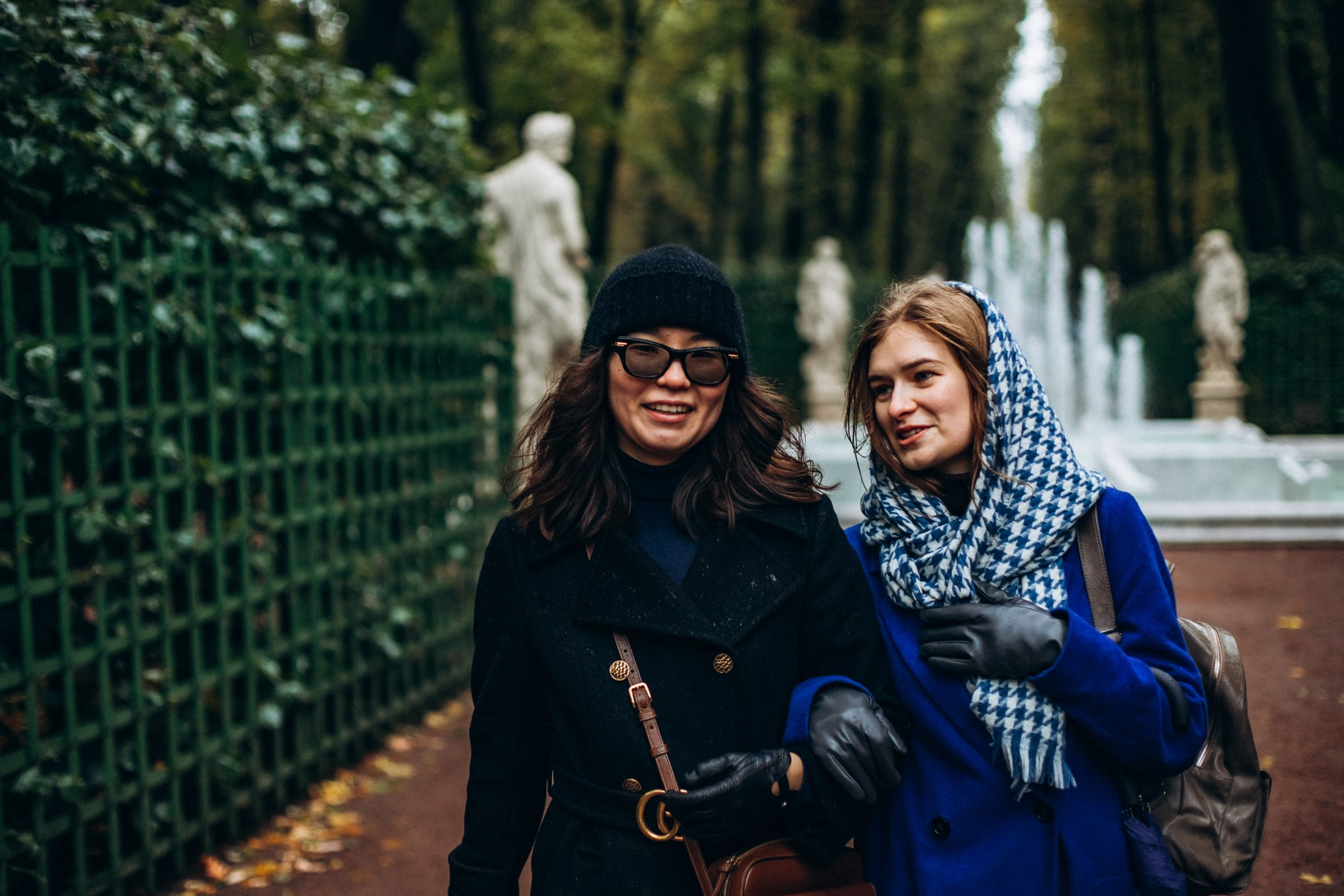 Александра и Анна в октябре. Фотопрогулка в Петербурге. Индивидуальный и семейный фотограф в Санкт-Петербурге