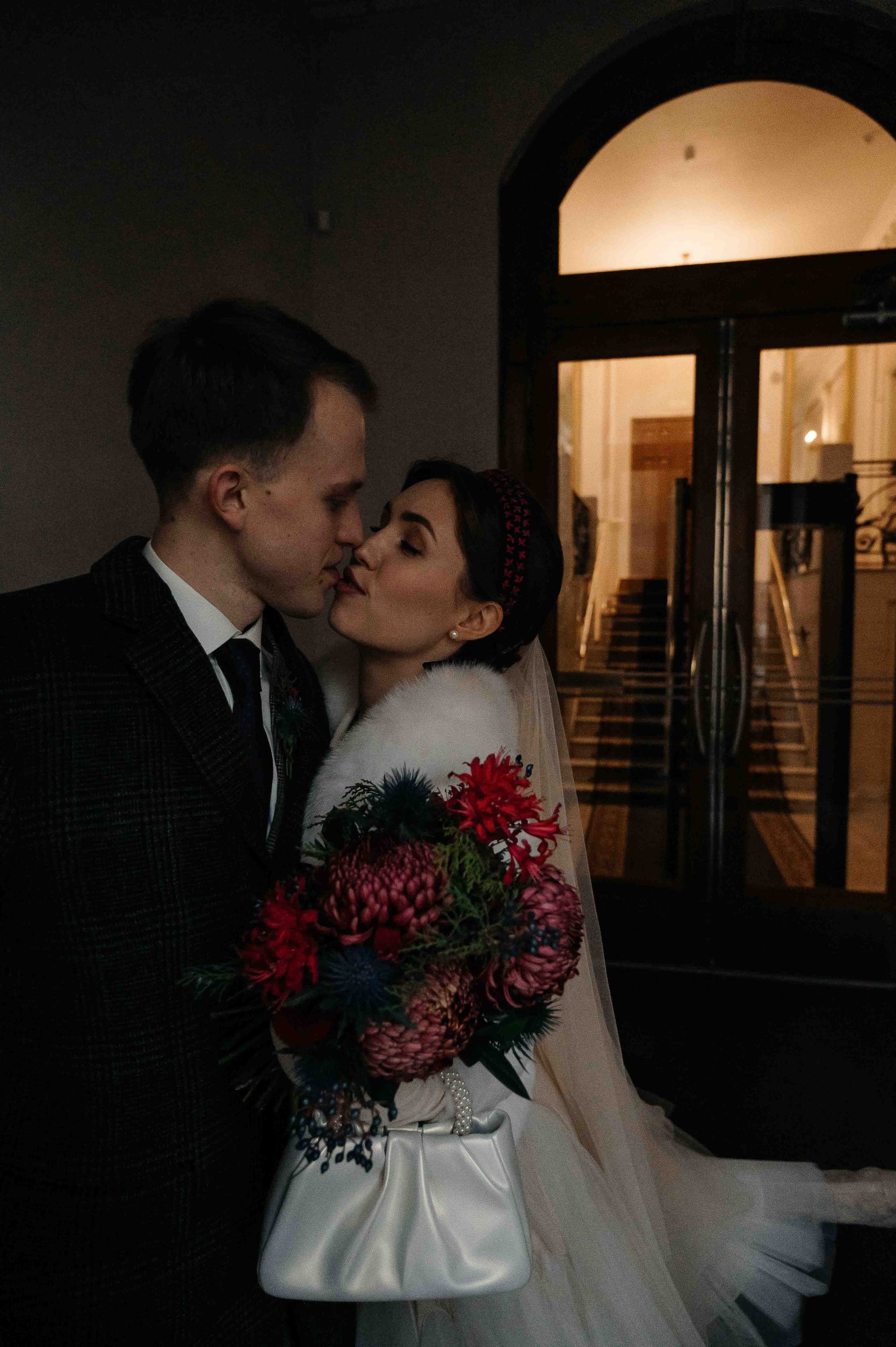 Утро невесты в гостинице. Свадебный и семейный фотограф в Котласе Никита Попов