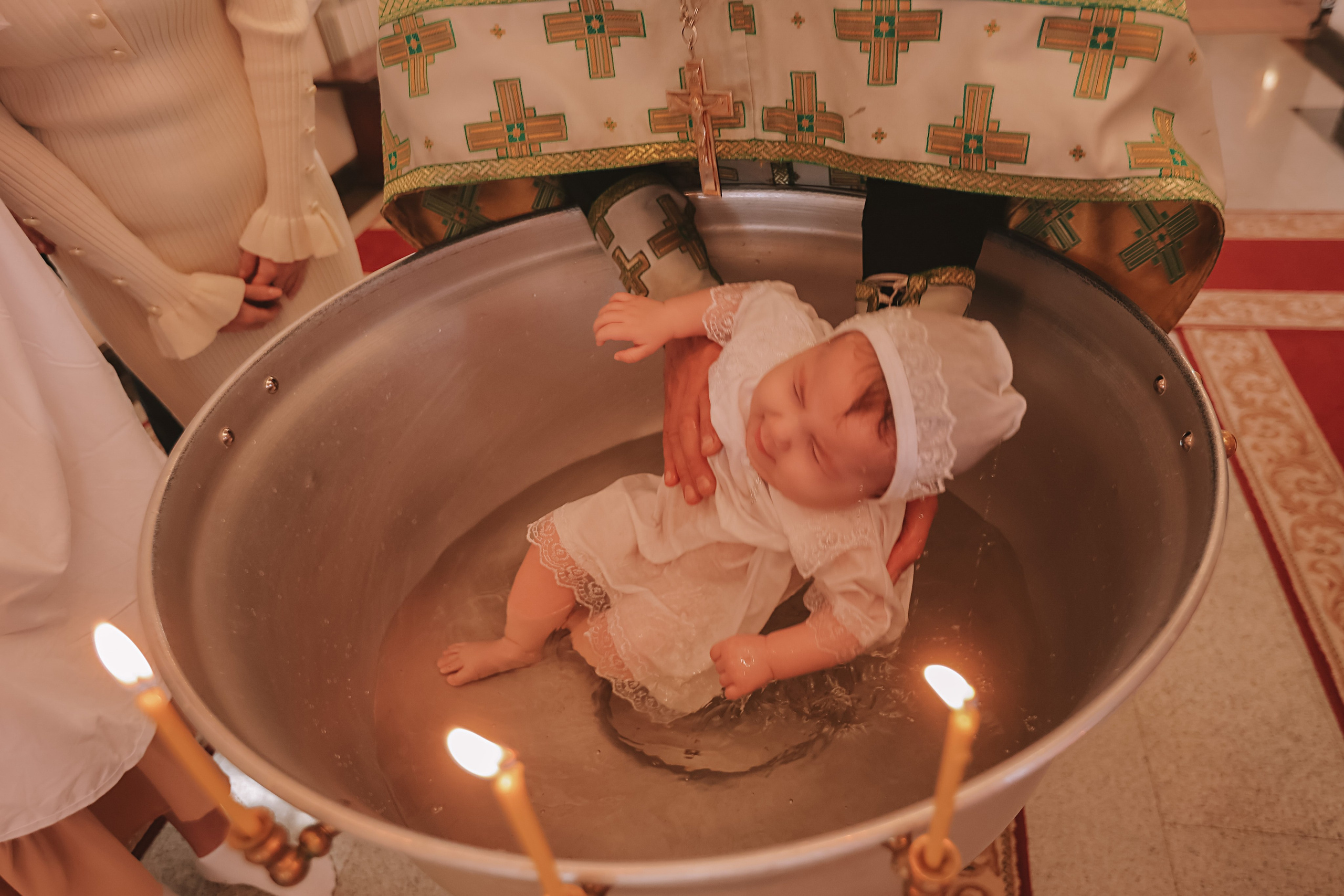Крещение круглая церковь. Семейный фотограф Тюмень, фотограф на роды Салмина Мария