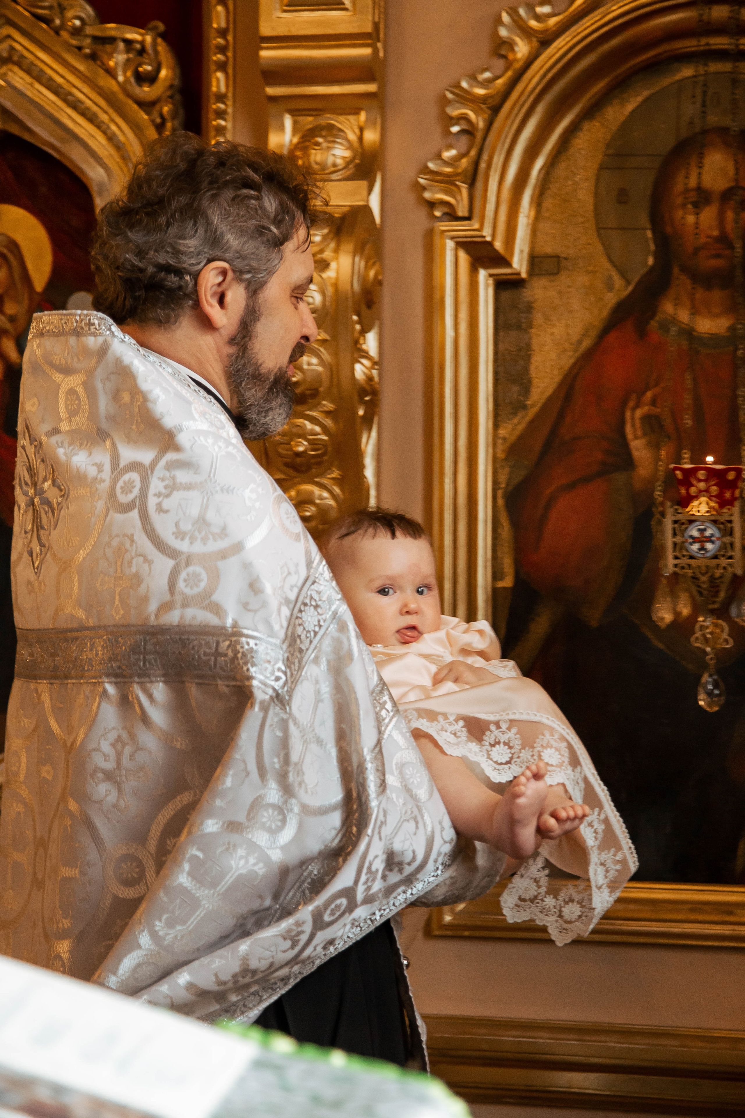 Репортажная съемка крещения — трогательные кадры таинства в Москве. Фотограф Анна Татаурова | Авторская фотосъемка в Москве