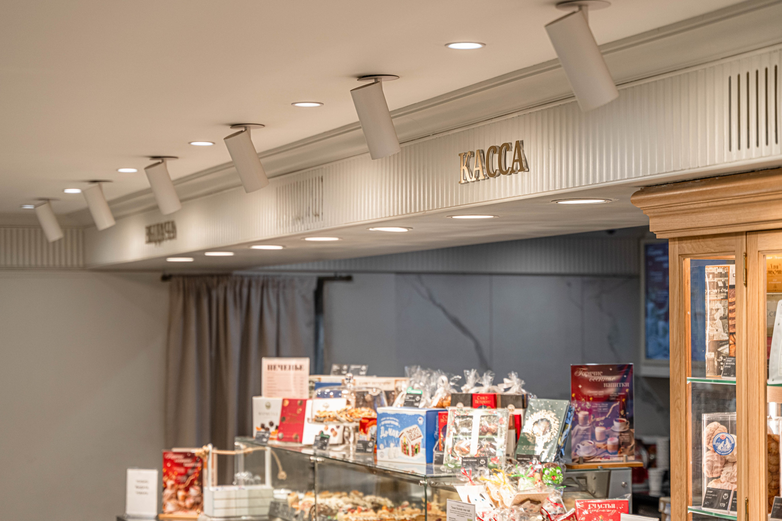 Фотосъемка освещения Maytoni в кафе Север. Интерьерный и репортажный фотограф в Санкт-Петербурге