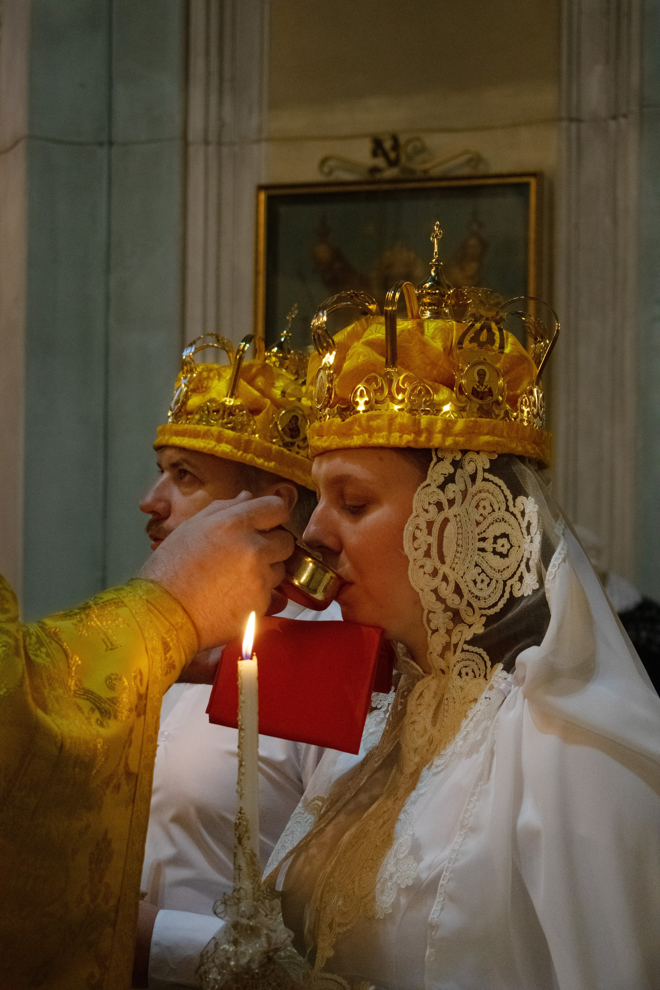 Церемония венчания в сортавальском храме, Карелия. Испитие из чаши.