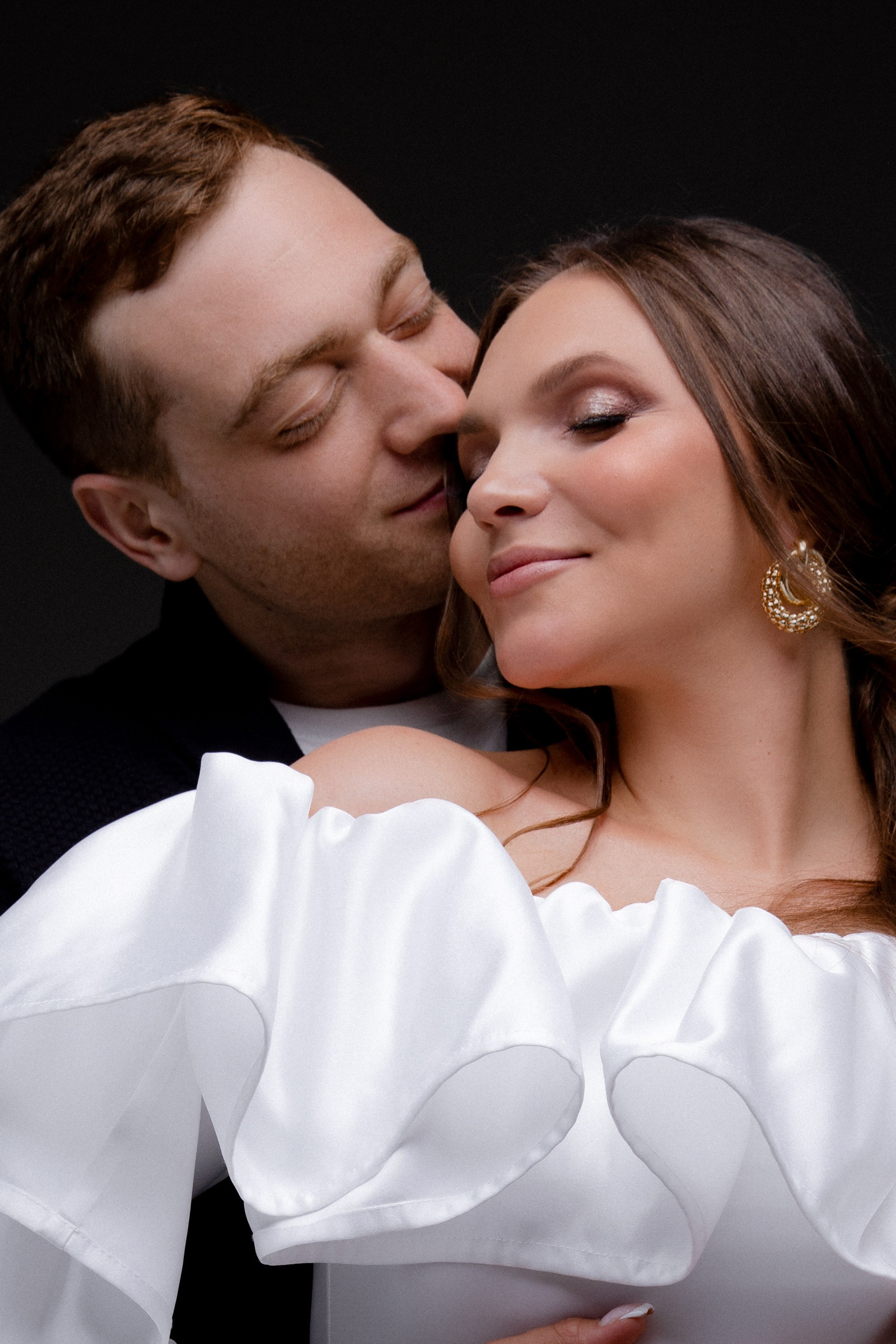 Анастасия и Анзор. Фотосессия беременности с мужем. Циклорама. Фотограф в Москве Ольга Сатони