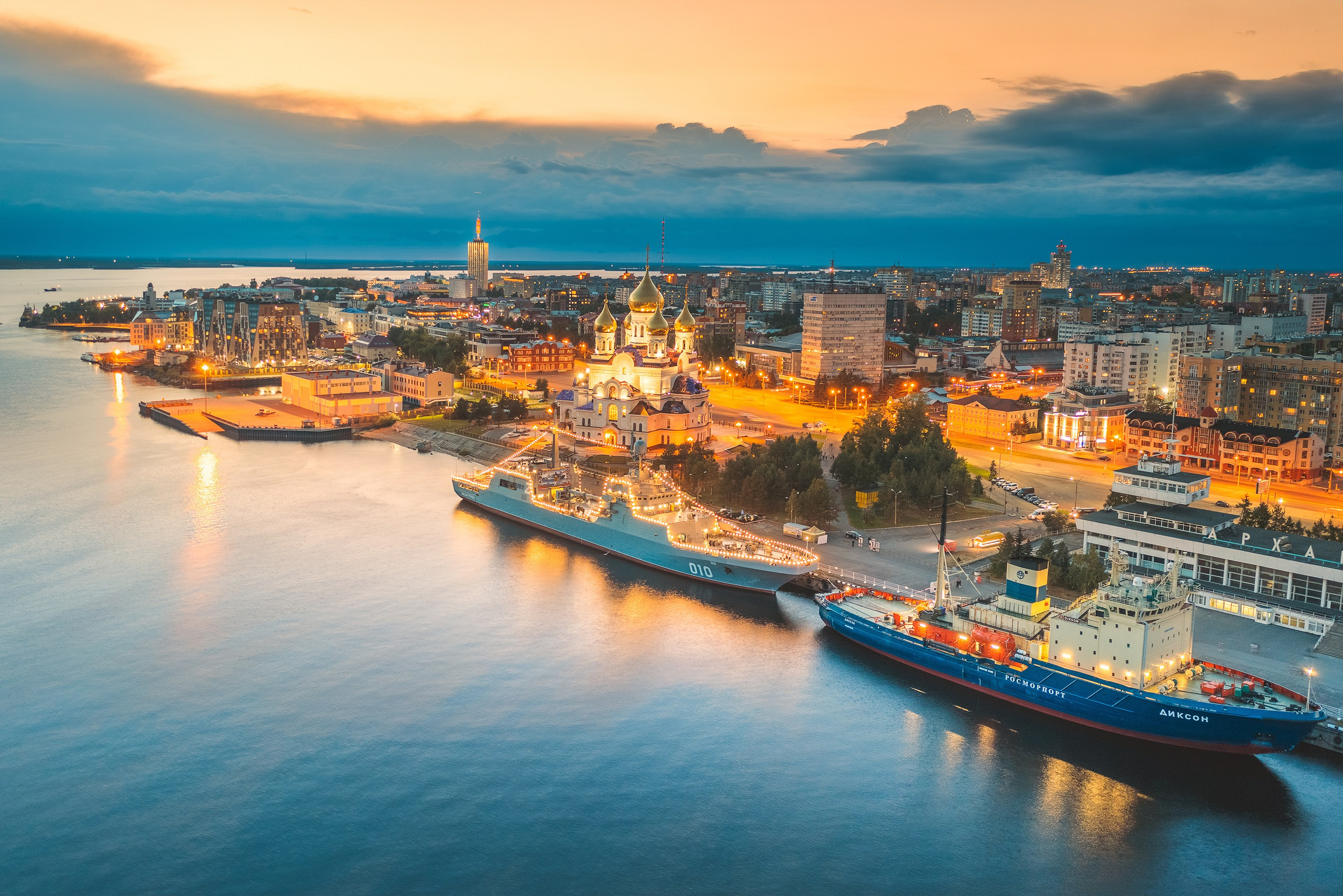 Панорама набережной Северной Двины летним вечером, аэросъемка в Архангельске