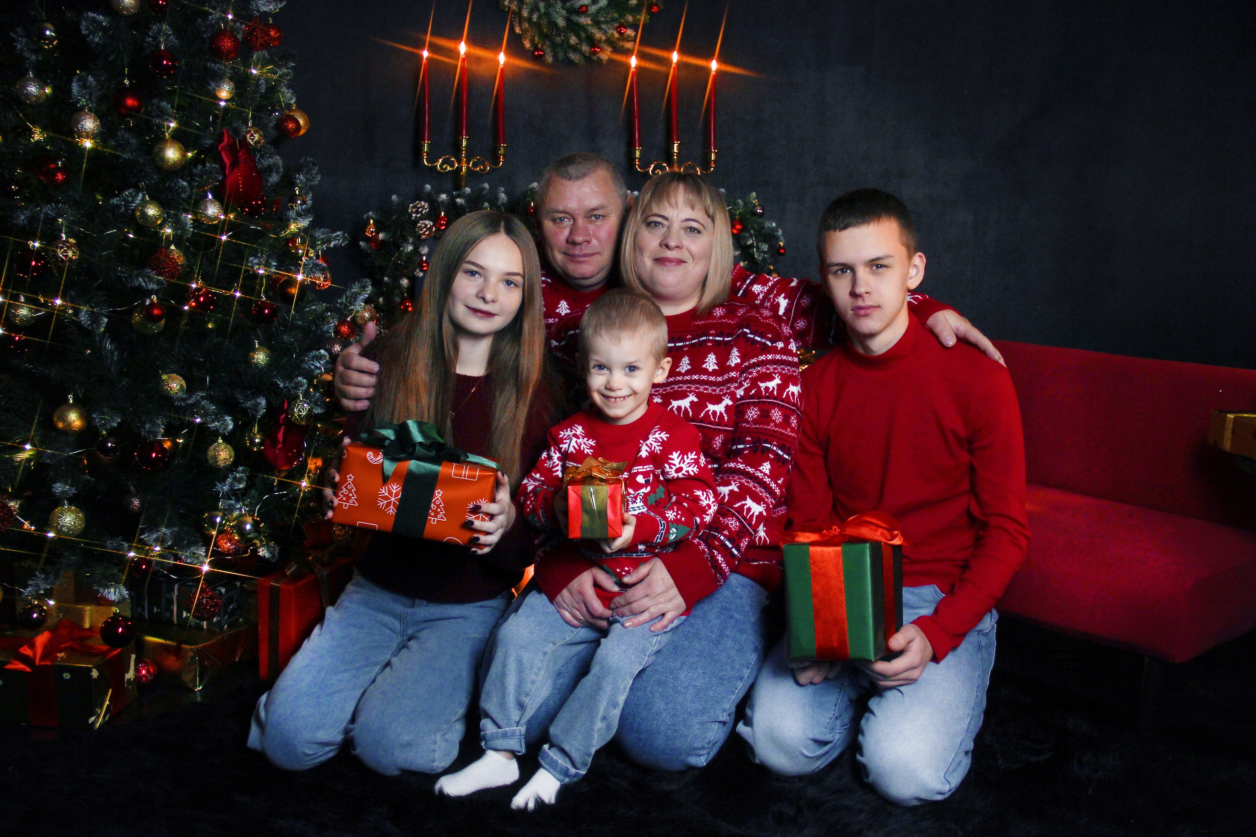 Семейные фотосессии студийные; новогодние, тематические, домашние и тд. Выпускные альбомы для школ и Детских садов в Барнауле /Выпускные/Свадебные/Детские/Семейные и др. виды съёмок /Фотограф Вера Валейко