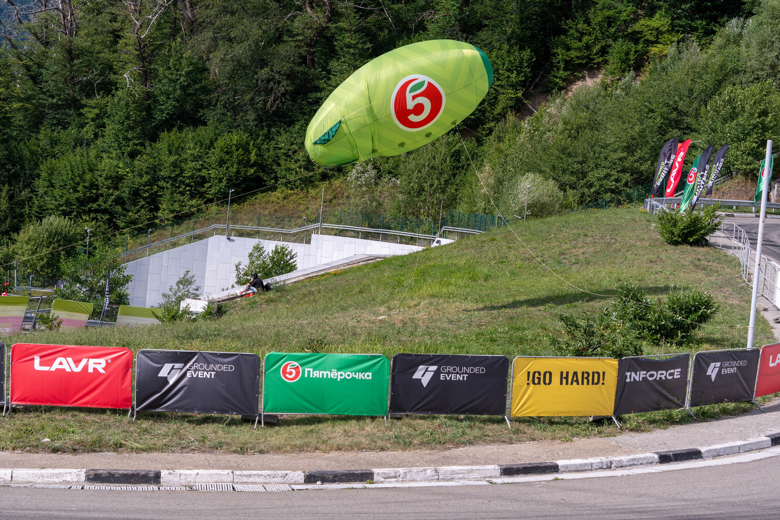 Фотоотчет партнеской интеграции для сети «Пятерочка» на фестивале «Grounded». Репортажный фотограф в Красной Поляне и Сочи Павлюченко Екатерина