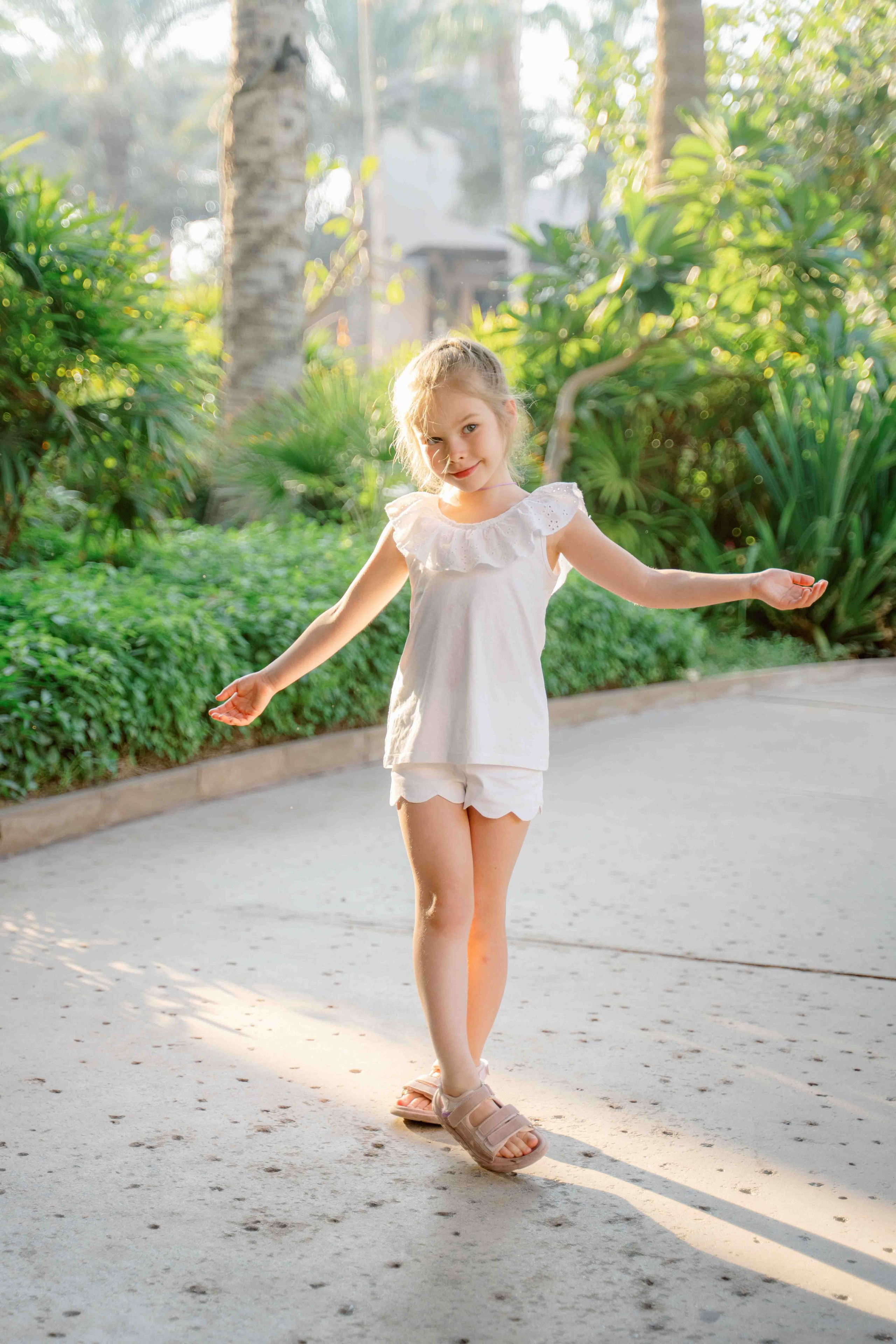 Фотосессия большой семьи в светлых тонах в зелени. Фотограф и видеограф в Москве и Абу Даби Мария Кулагина