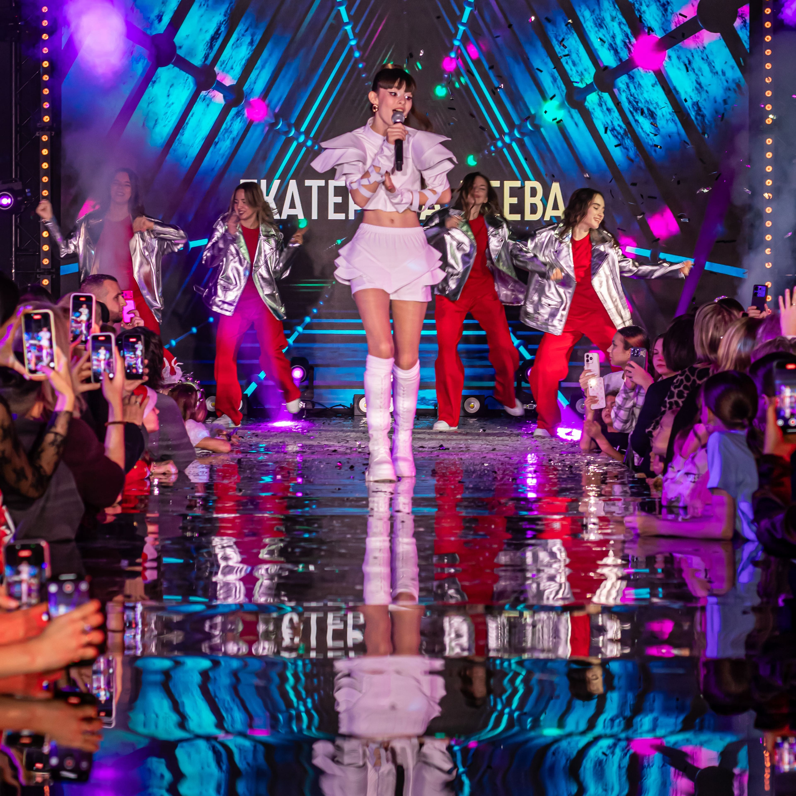 Певица в динамике на подиуме — сценический свет и атмосфера DMC MUSIC TV