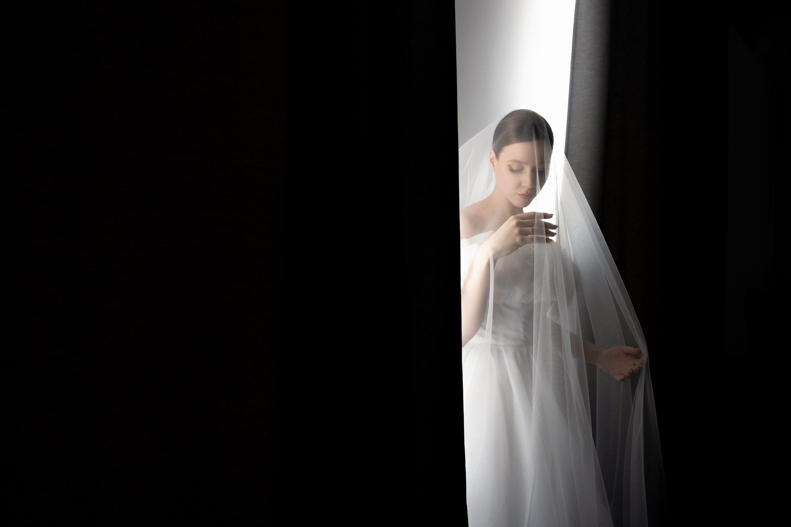 Здравствуйте! Я свадебный фотограф из Ульяновска, работаю в том числе по всей России и с выездом за границу. Снимаю свадьбы, lovestory, корпоративы, светский репортаж. Провожу обучение по фотографии, мастер-классы и воркшопы для других фотографов.