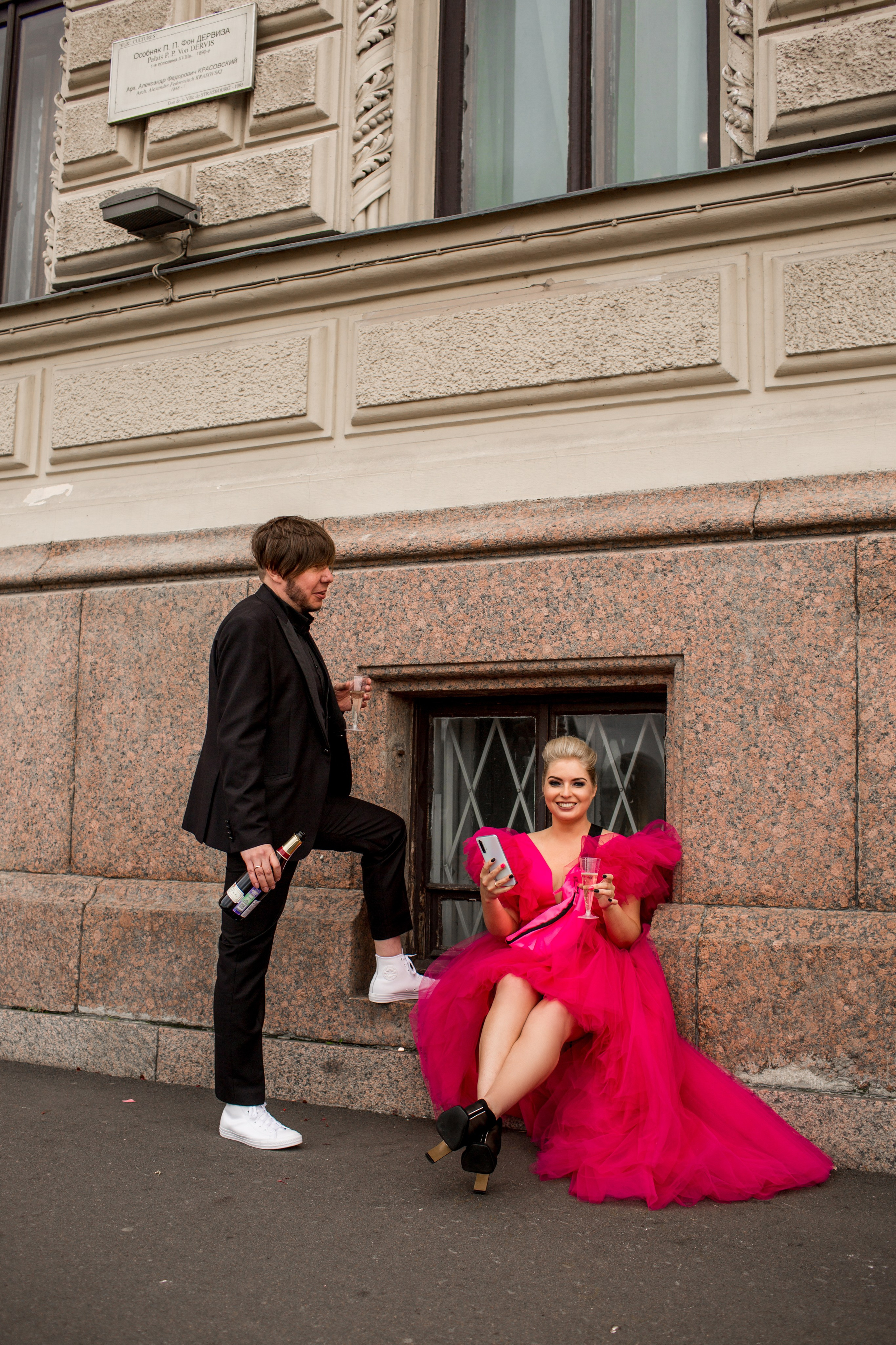 Свадебная пара на фоне исторического фасада Санкт-Петербурга