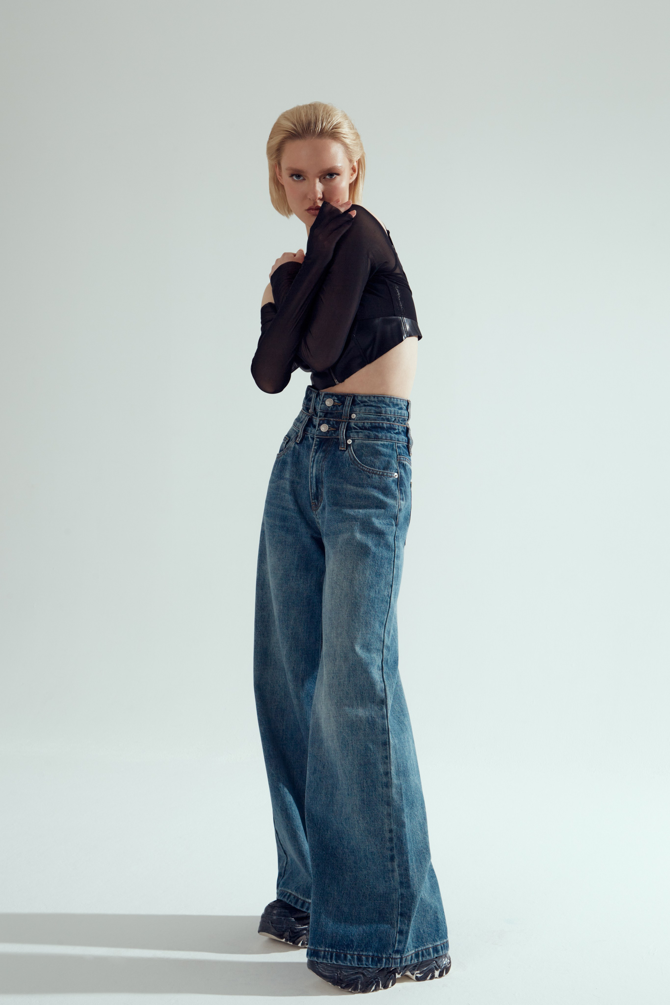 Девушка в модный широких джинсах для новой коллекции 2025