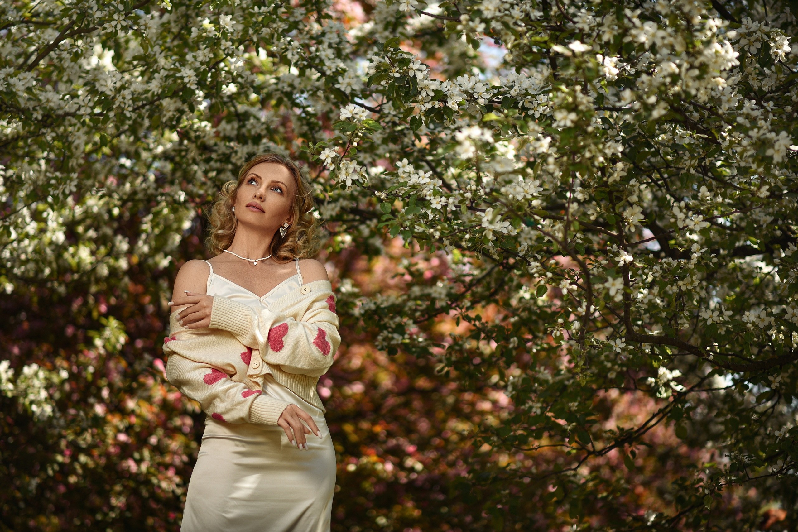 Девушка в цветении. Компания и фотошкола по созданию контента в Москве