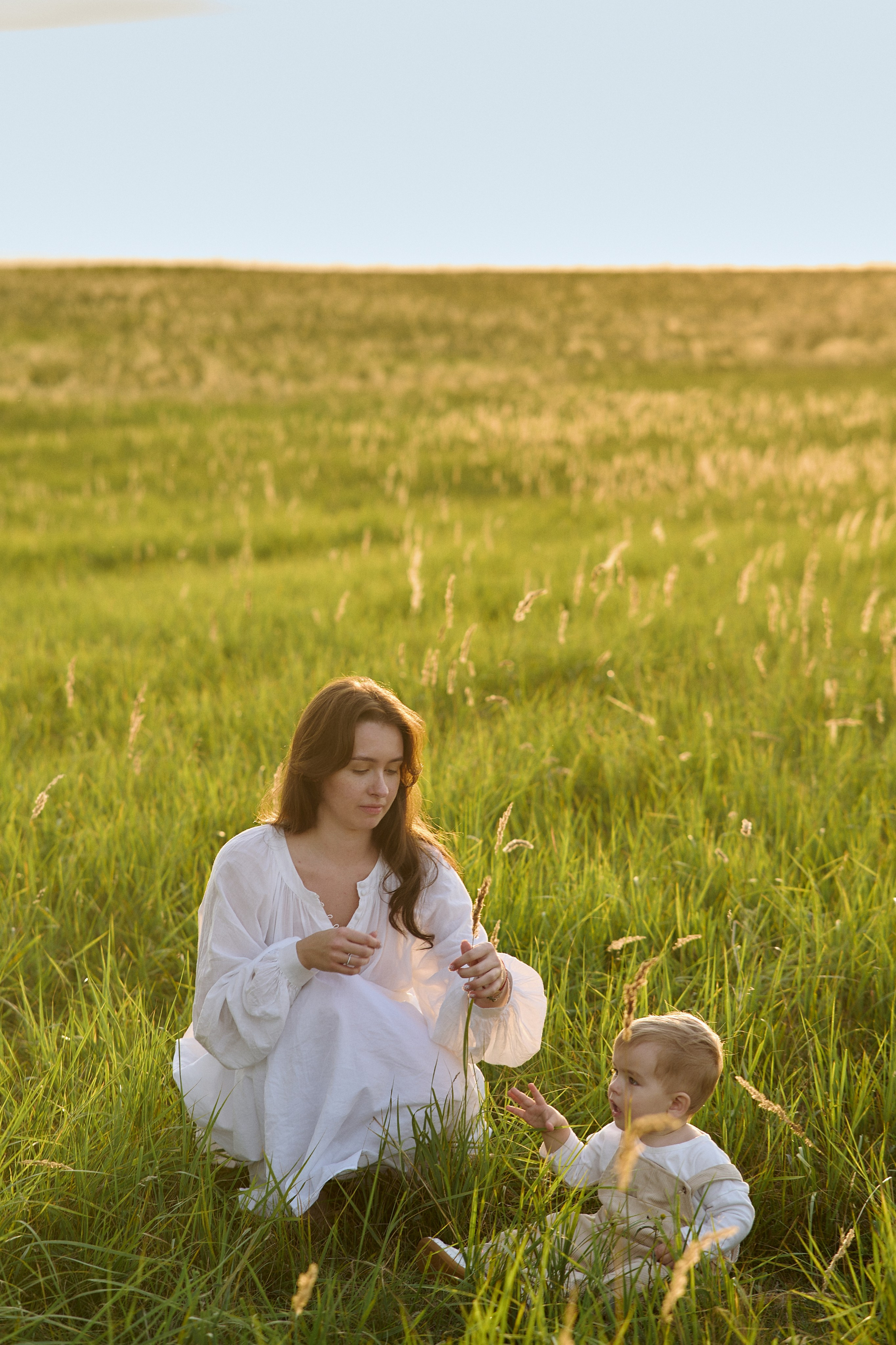 Шамиль, Аня и Марс в поле с барашками. Семейный и свадебный lifestyle-фотограф в Москве Мария Петрова