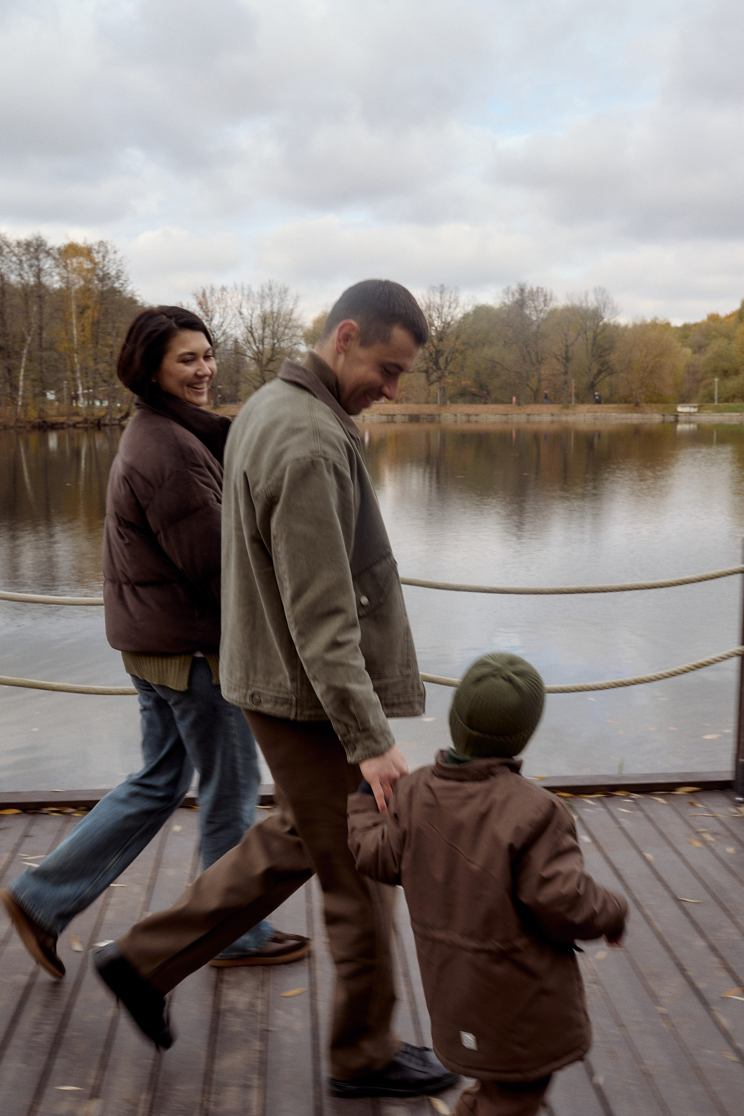 Вова, Юля и Максим в осеннем парке. Семейный и свадебный lifestyle-фотограф в Москве Мария Петрова