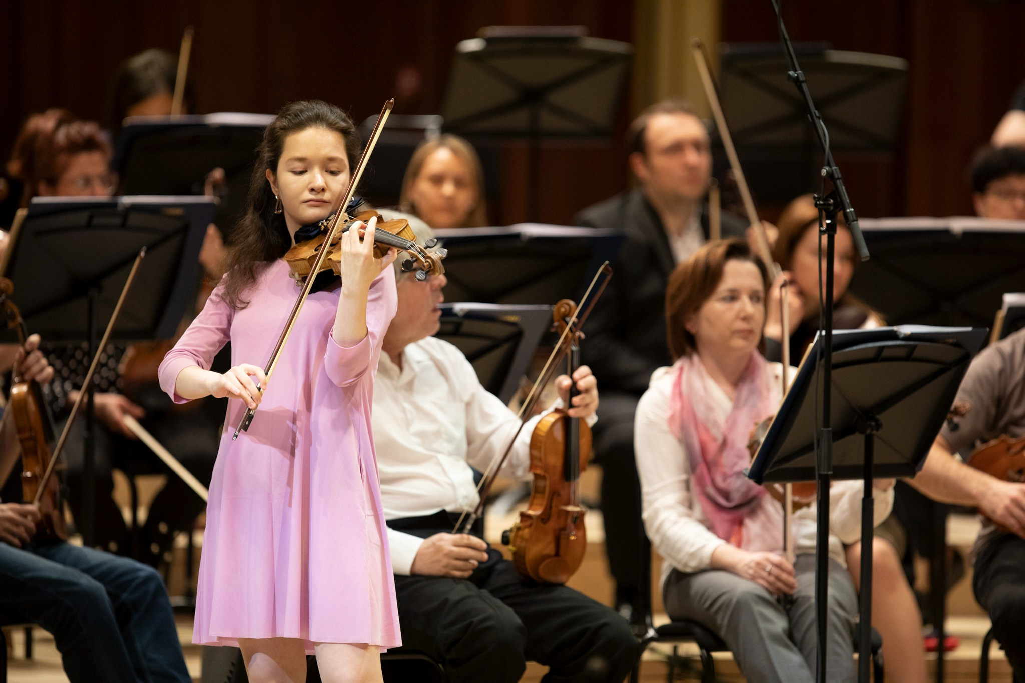 На сцене. Скрипачка Анна Савкина