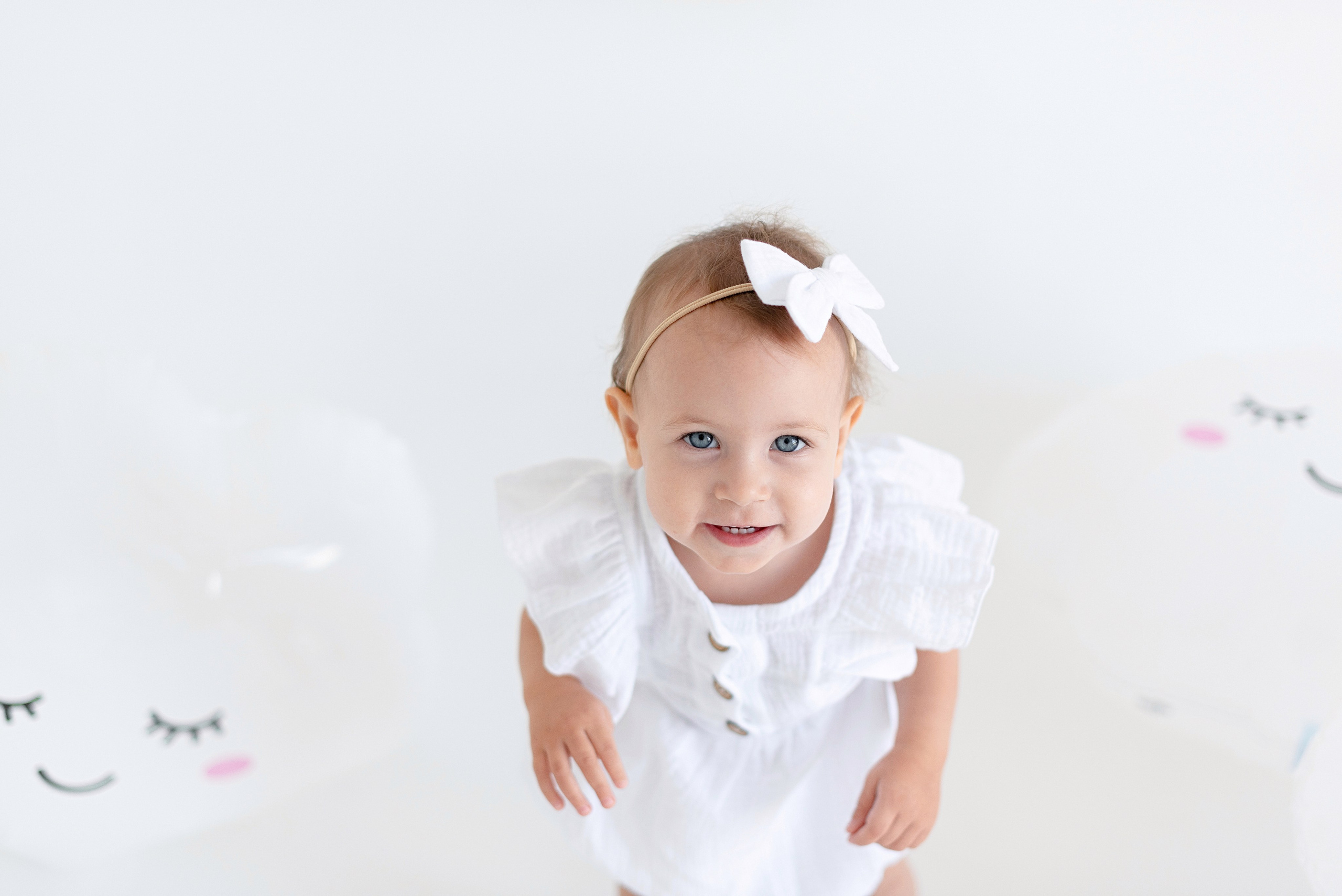 Фотосессия дня рождения малыша в студии, торт, воздушные шары, мыльные пузыри, профессиональный фотограф в Сургуте и Нефтеюганске.