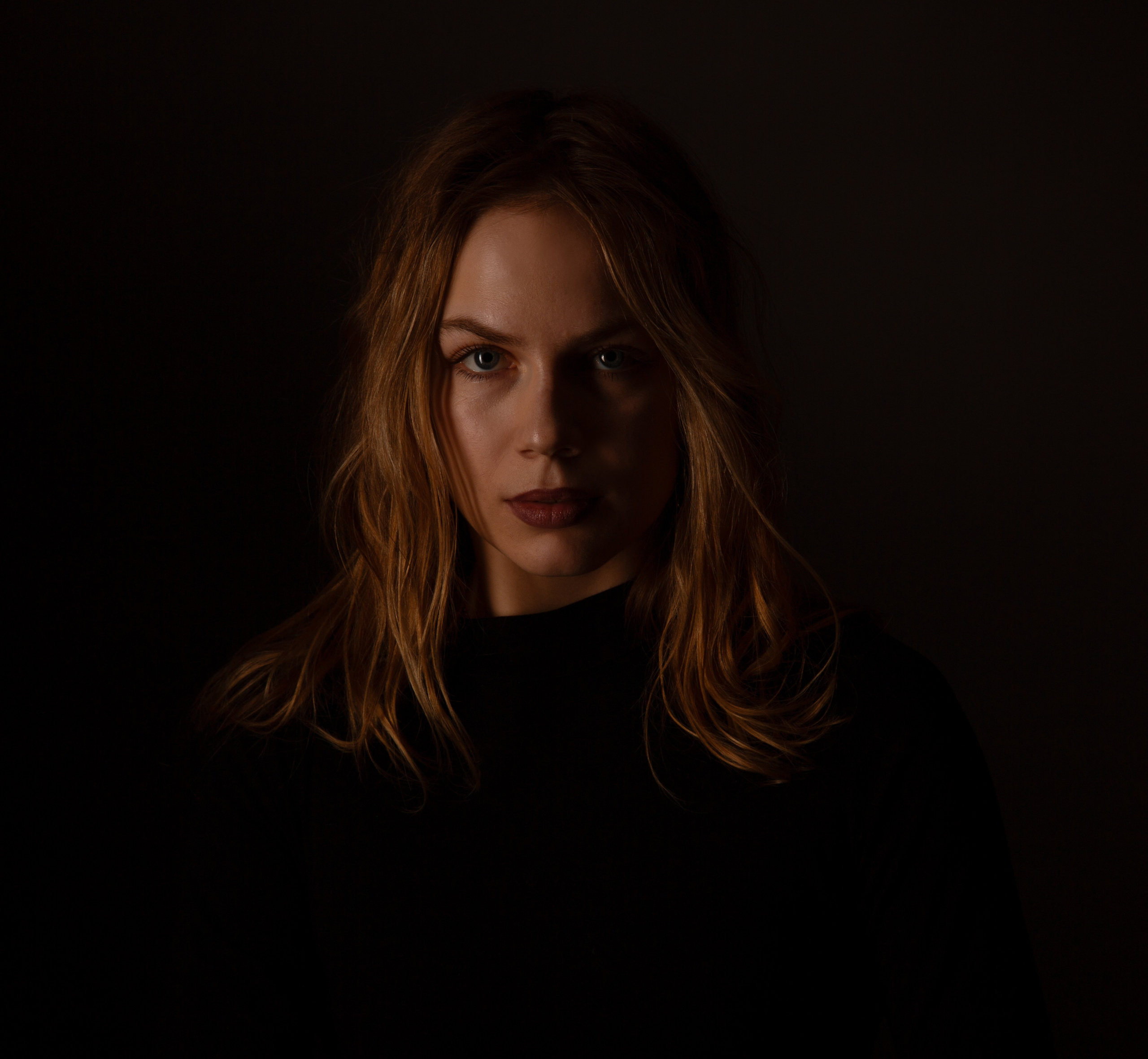 Фотосессия с жестким темным светом