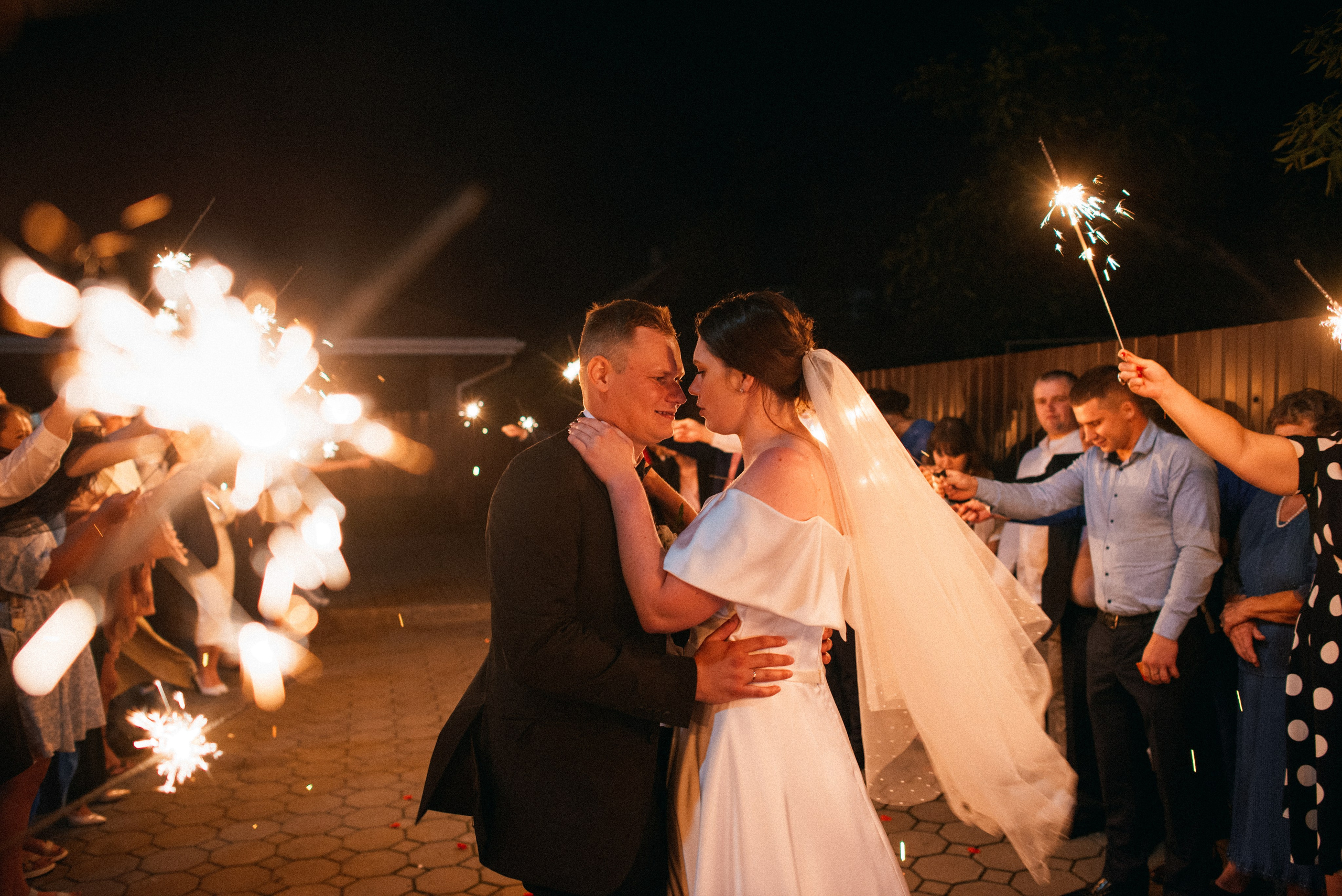 Фотосессия с бенгальскими огнями на свадьбе