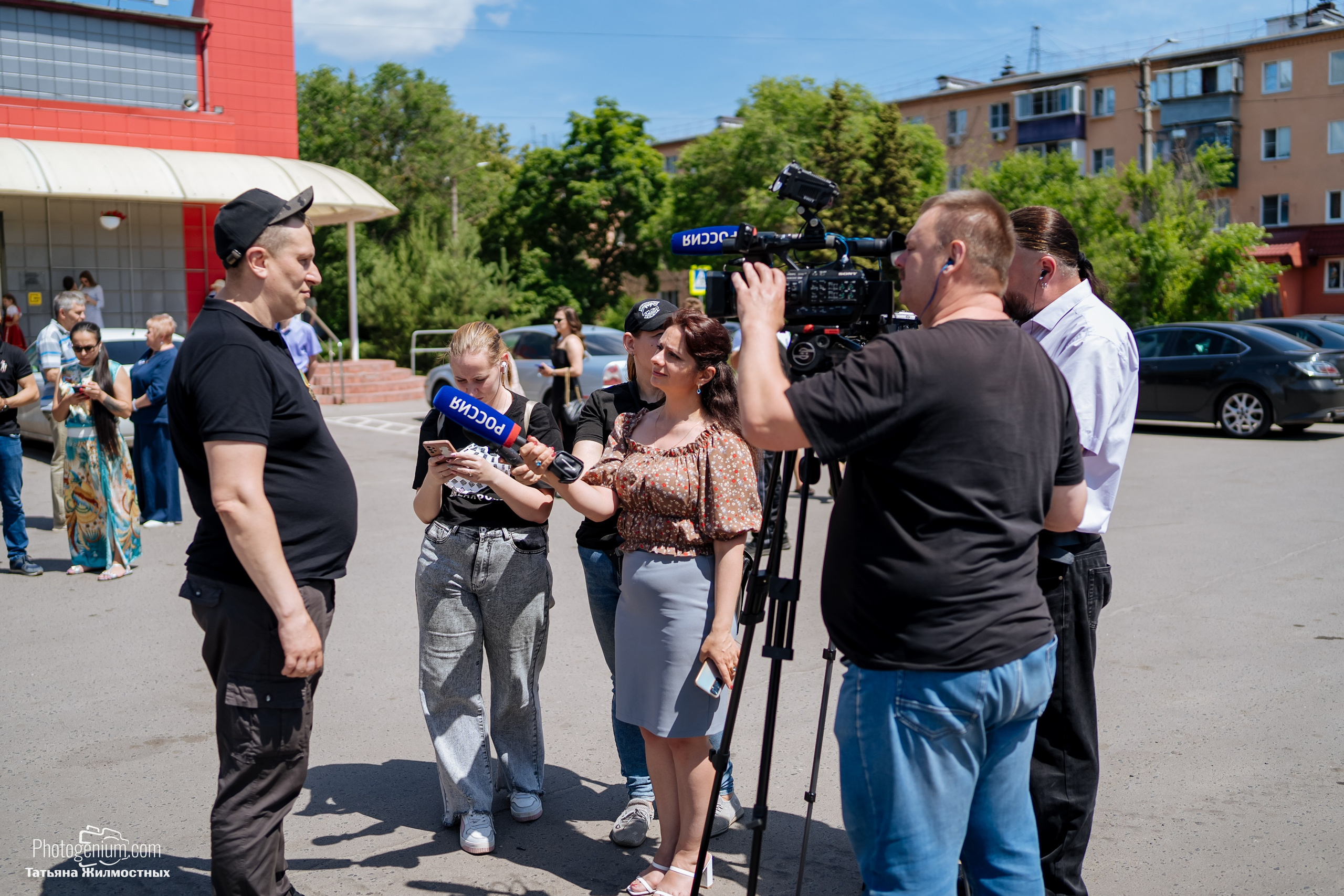 8 июня «Патриоты из Курска» сбор гуманитарной помощи у кинотеатра «Родина». Фотограф Нижний Новгород Татьяна Кейод