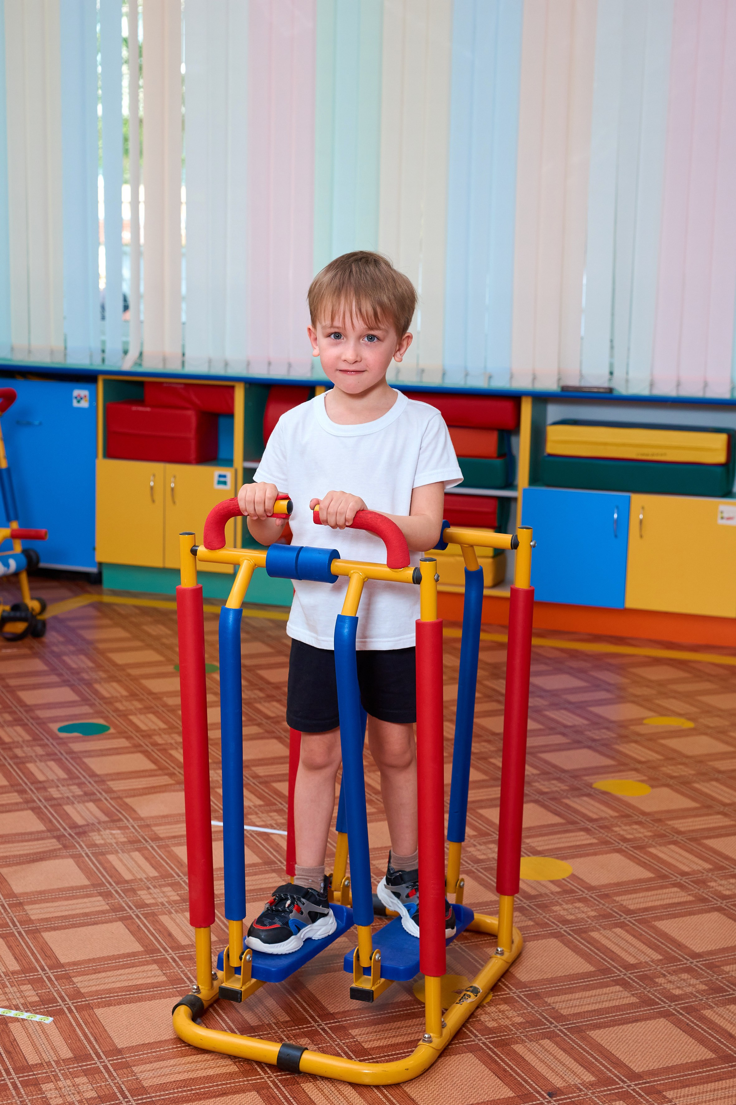 Занятие в спортзале. Childrenfoto.ru