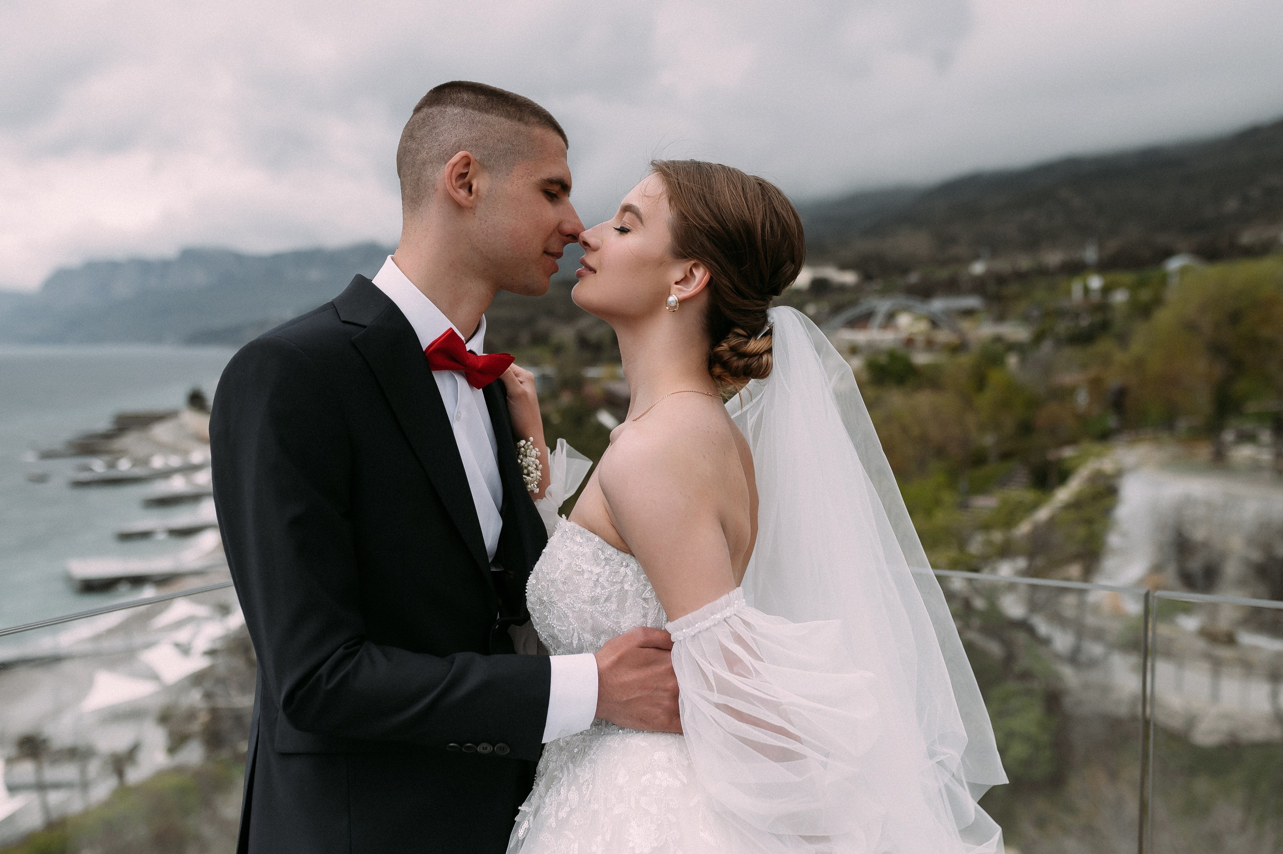 Свадебное утро и прогулка красивой яркой пары. Свадебный и семейный фотограф в Симферополе Дарья Маркова