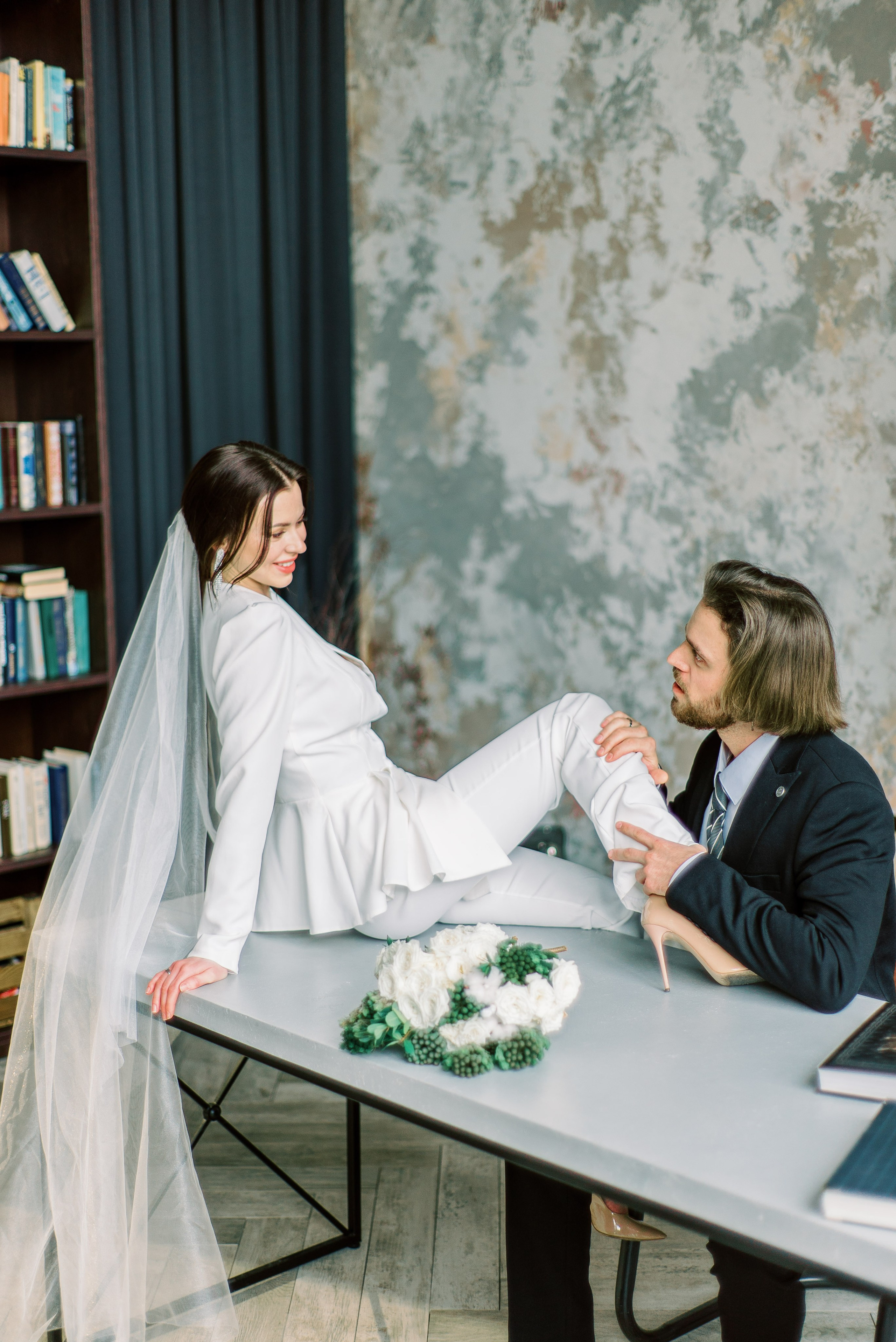 Свадебная зимняя фотосессия, со сборами в студии