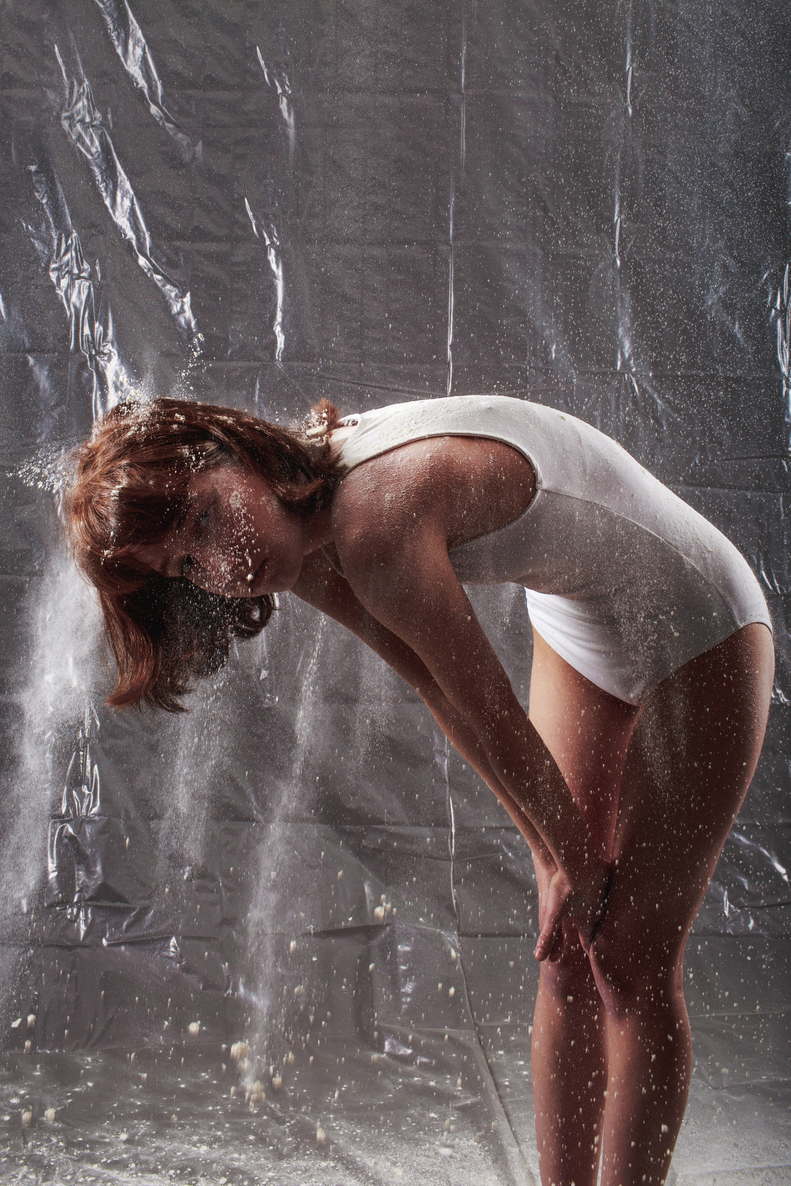 Фотосессия в студии на пленке с мукой в движении, короткая выдержка.