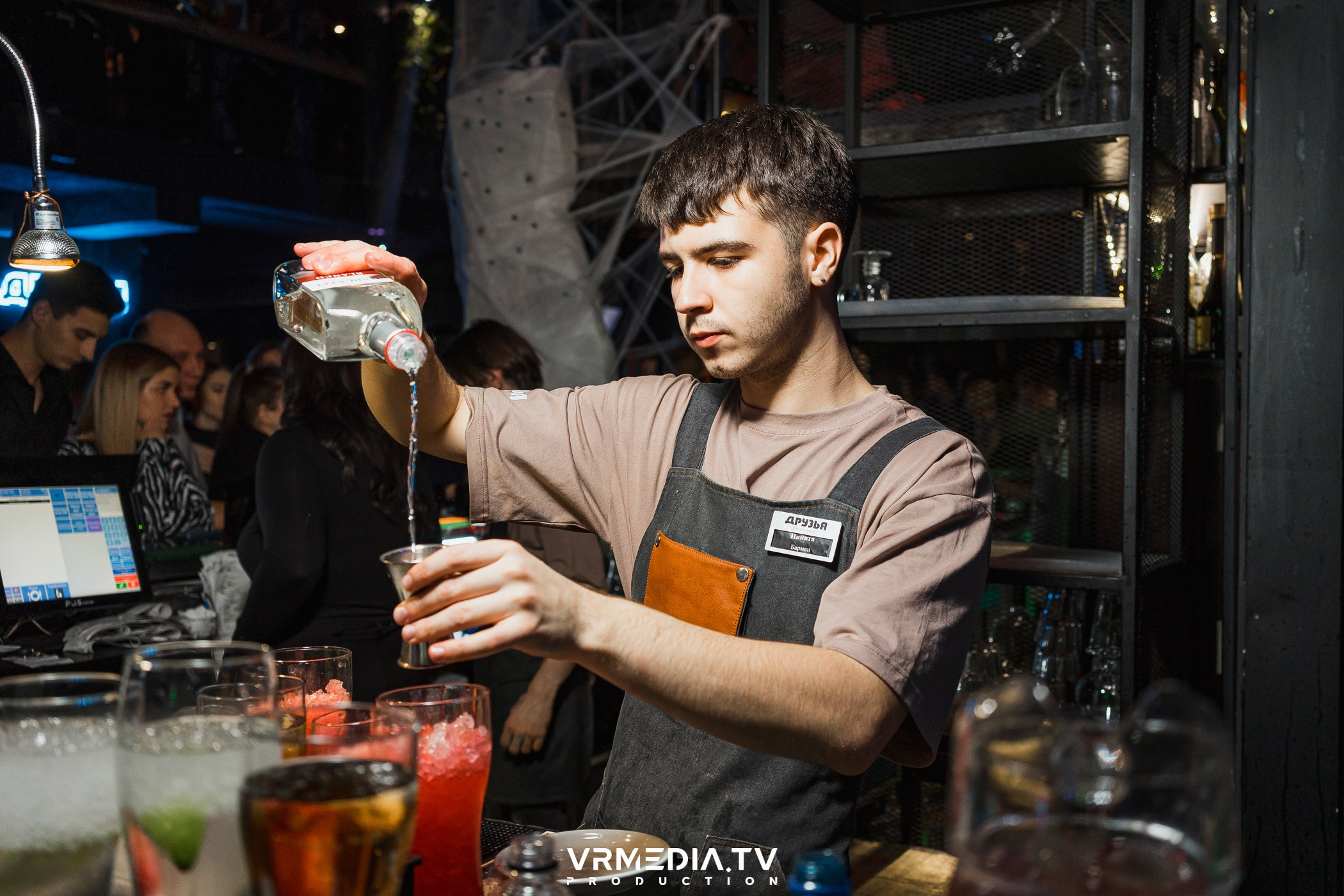 Halloween ARACHNOPHOBIA в баре «Друзья»