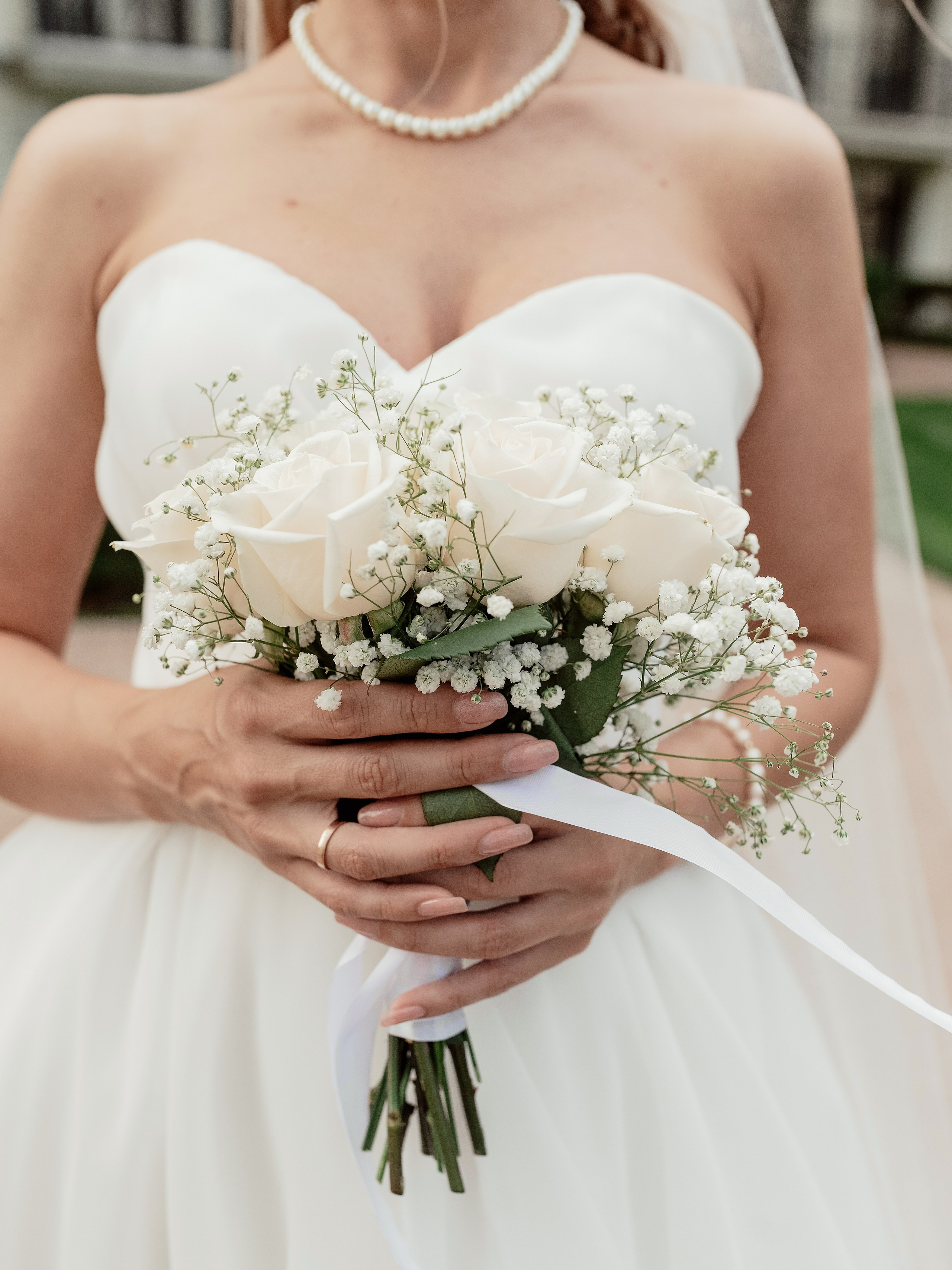 Первый поцелуй молодожёнов на свадьбе