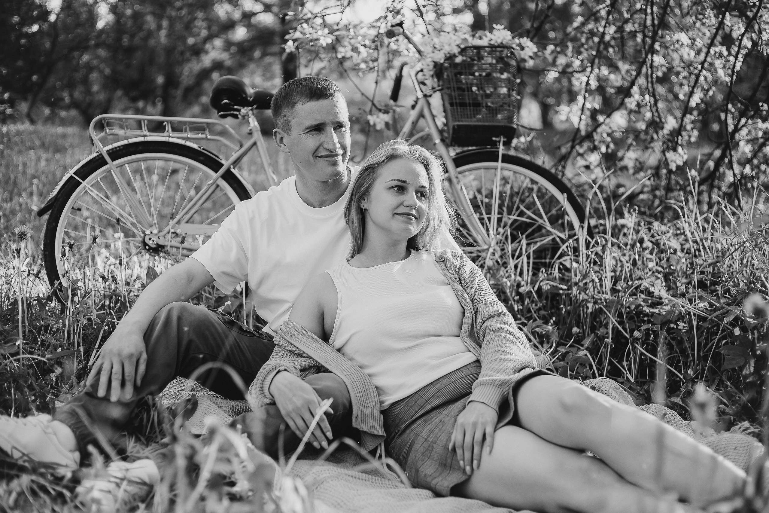 Семейная фотосессия с велосипедом в цветущих яблонях. Семейный фотограф в Томске Максимова Екатерина