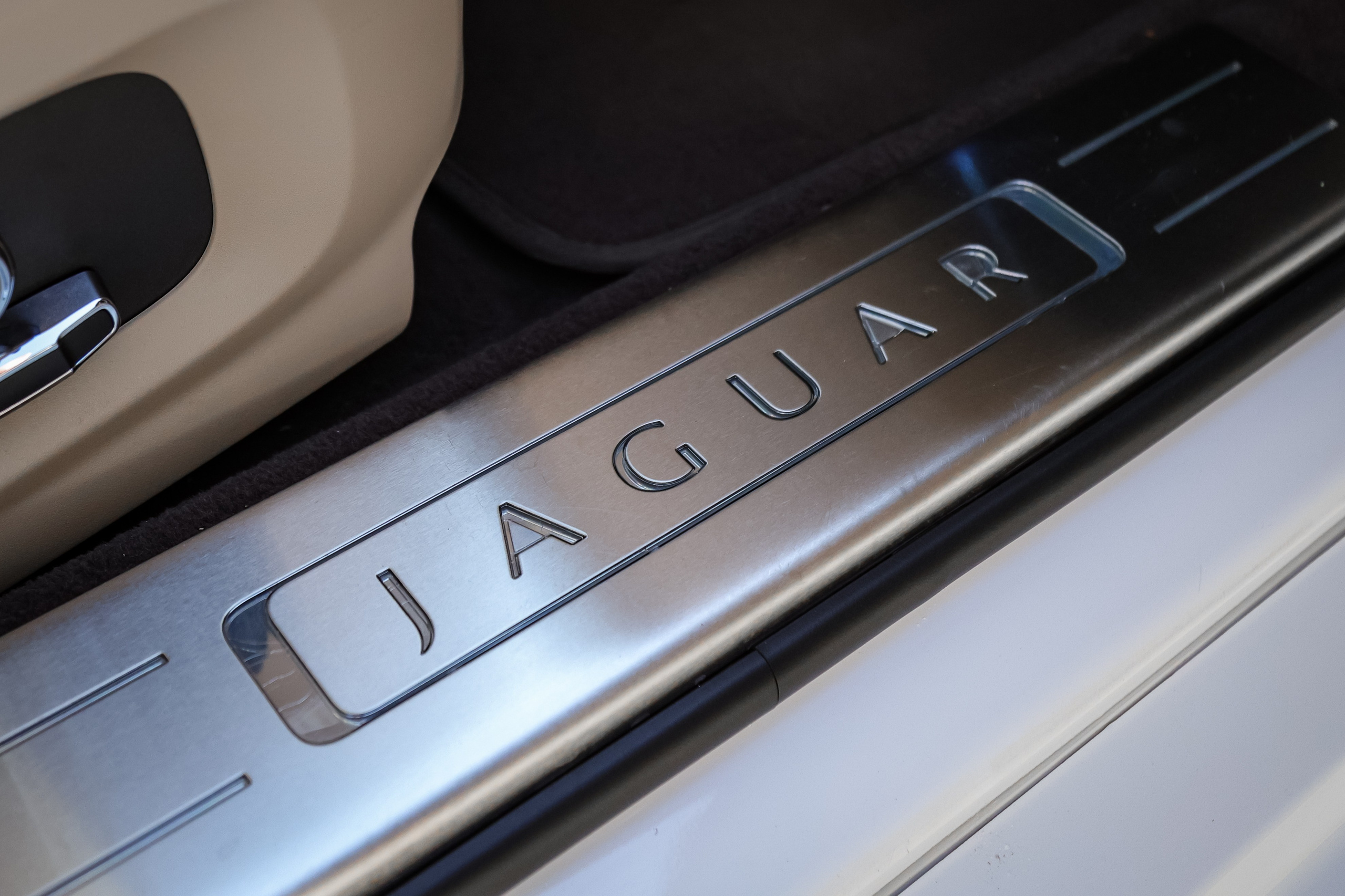 2017 JAGUAR XJ. Mixturecaptures