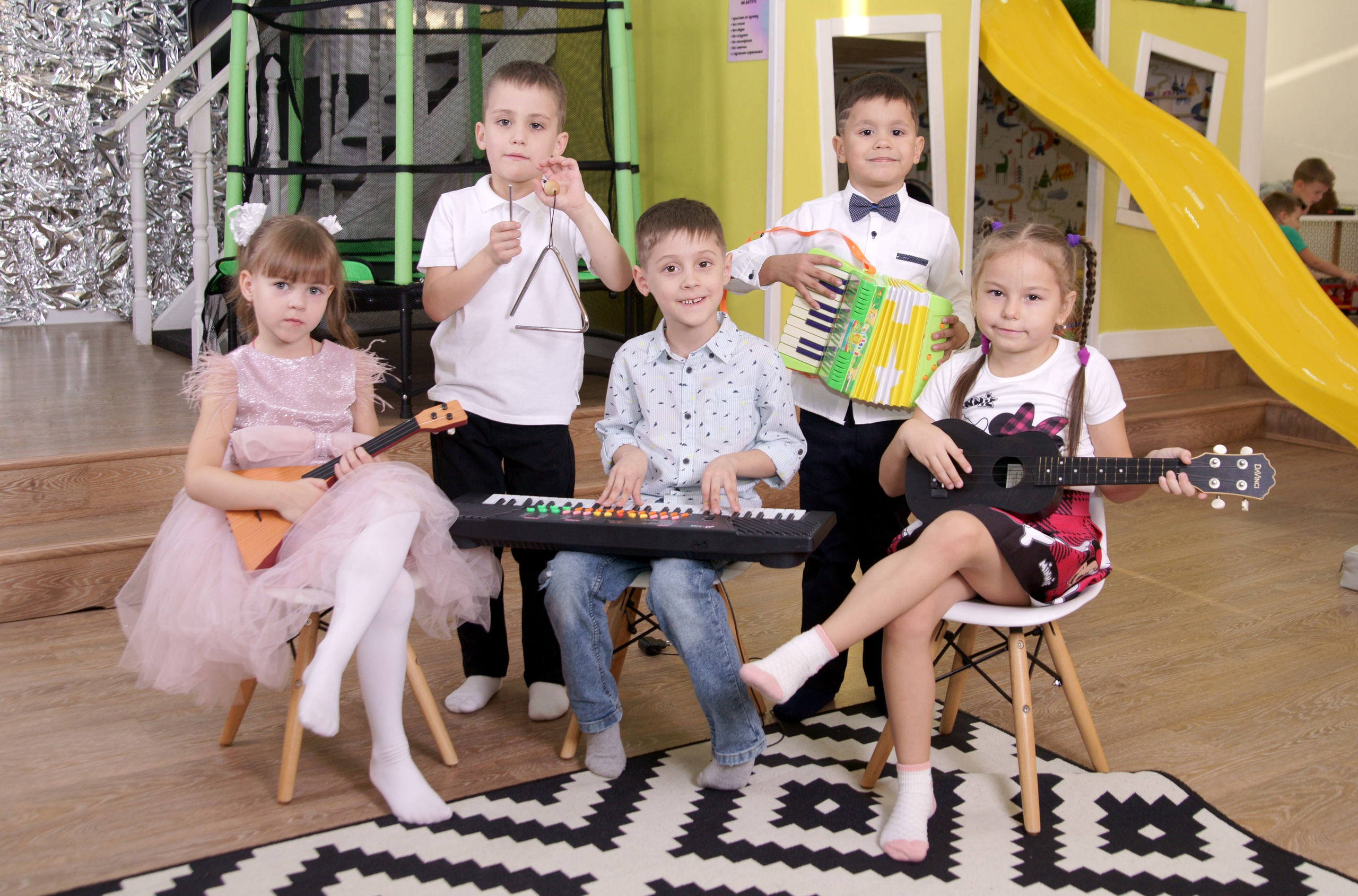 Фотосессия выпускников детского сада в игровой комнате - музыканты