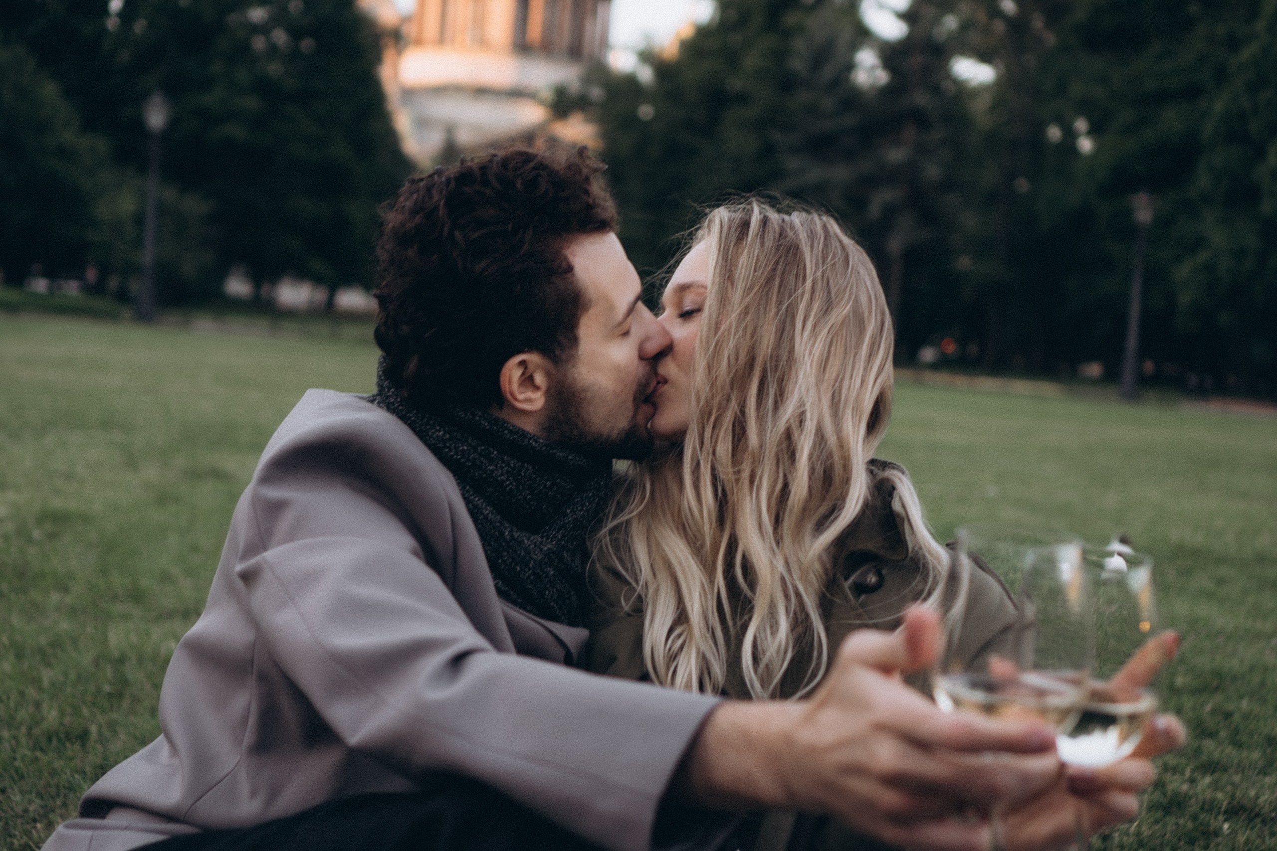 СВАДЕБНАЯ СЬЕМКА ПАРЫ НА РАССВЕТЕ В БЕЛЫЕ НОЧИ И ПРОГУЛКА С РАЗВОДНЫМИ МОСТАМИ И ПИКНИК ВОЗЛЕ ИСАКИЕВСКОГО СОБОРА. Профессиональный фотограф, Санкт-Петербург — Виктория Богомолова