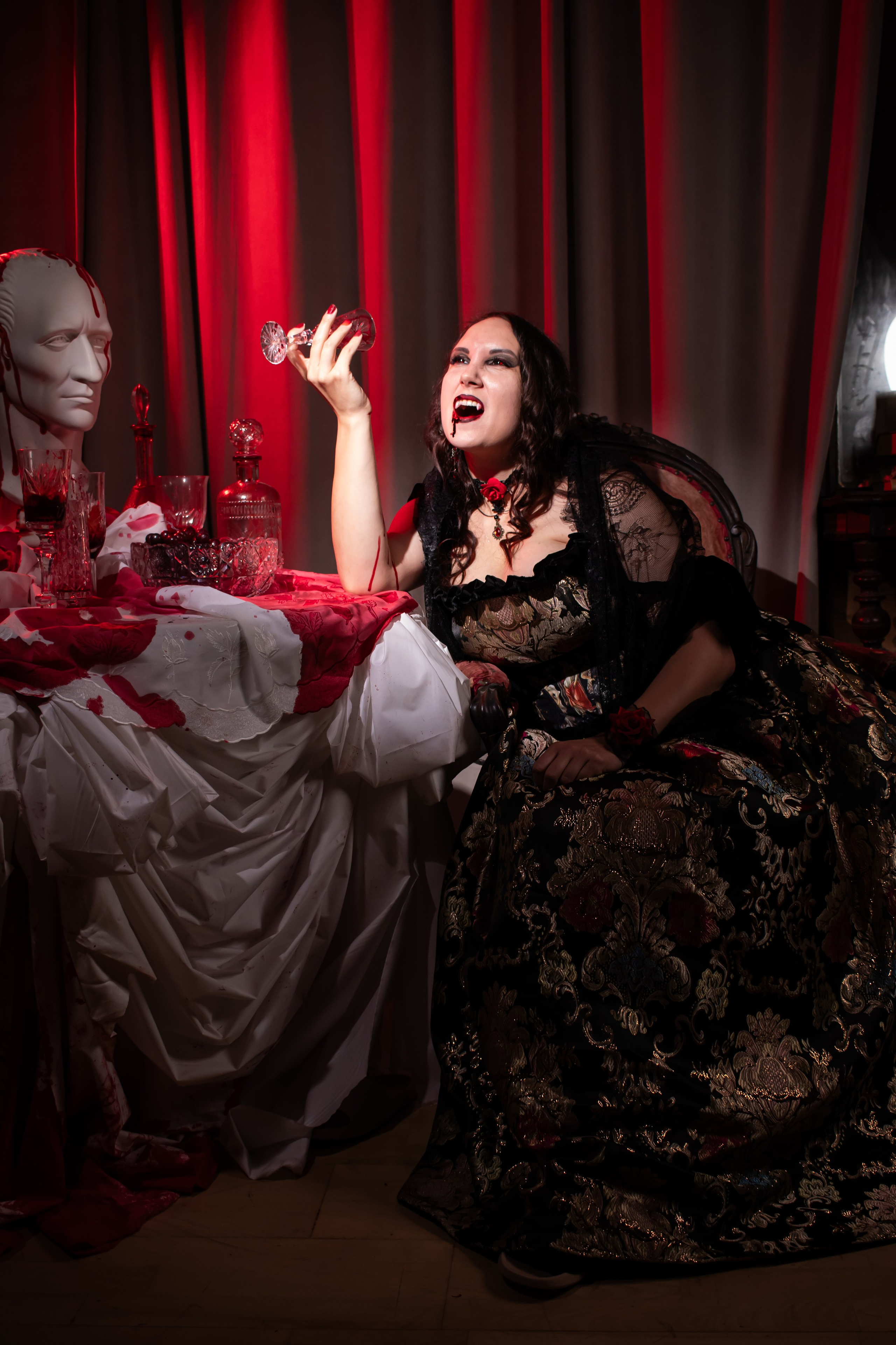 Образ ведьмы в синем и фиолетовом свете, мистическая атмосфера — фотограф Карасёва Елена