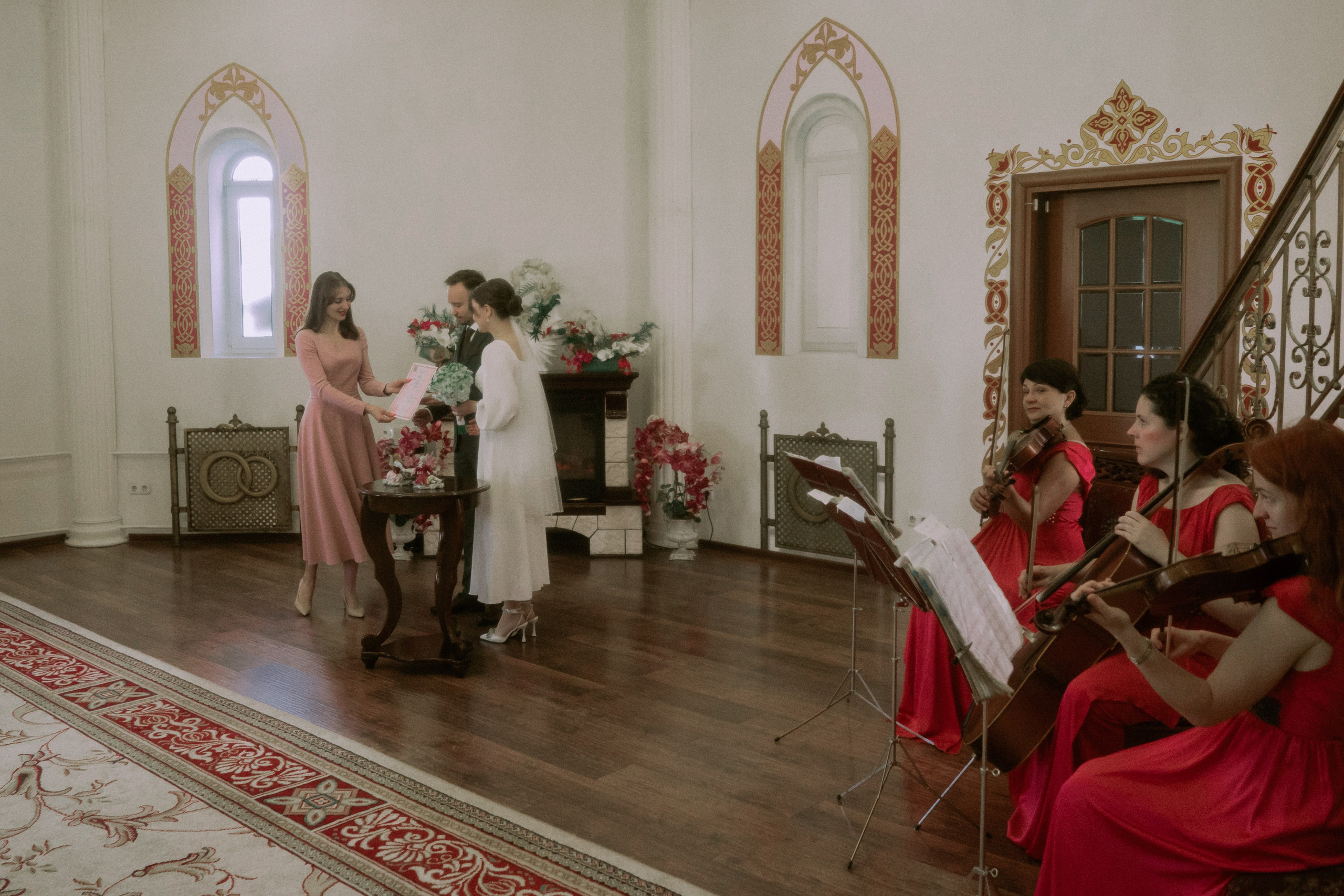 Москва как декорация любви — свадебная фотосессия в городе и на природе. Свадебный фотограф в Санкт-Петербурге Миша Репина