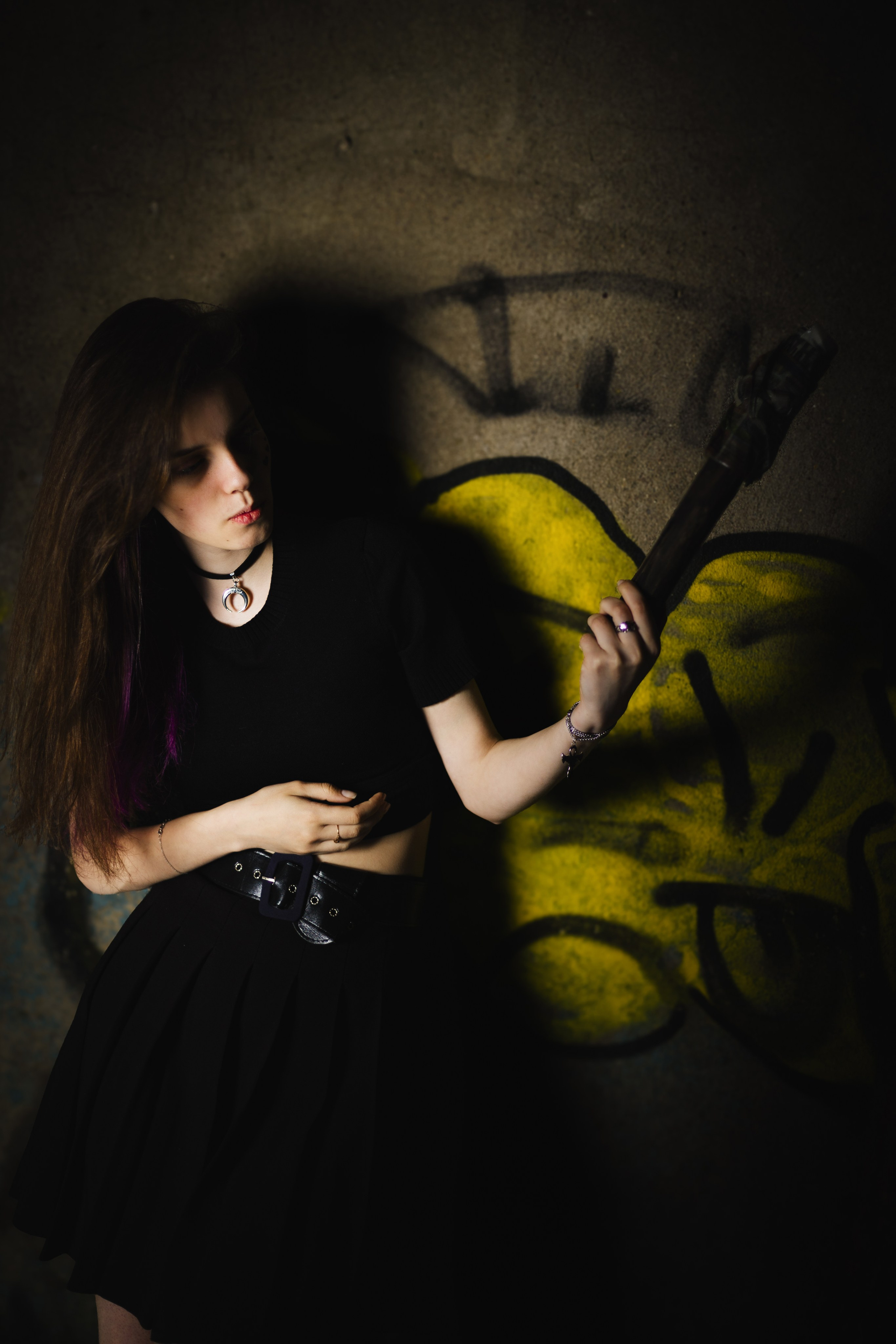Модель: Лидия Леймон. Фотограф - Николай Мокрицкий. Импровизионаня фотосессия, в заброшенном здании. Креативная ночная фотосессия. Молодая девушка в образе неформалки. Темные волосы с фиолетовой прядью, полосатые чулки, ботинки. Зажигалка, кровь, горящий факел, огонь – атмосферное заброшенноге здания. Факел, Девушка, молодая девушка, Альтушка, Фотосеесия, Подросток, Крашенные волосы, Сигарета, Кровь, Позировка, Потрет