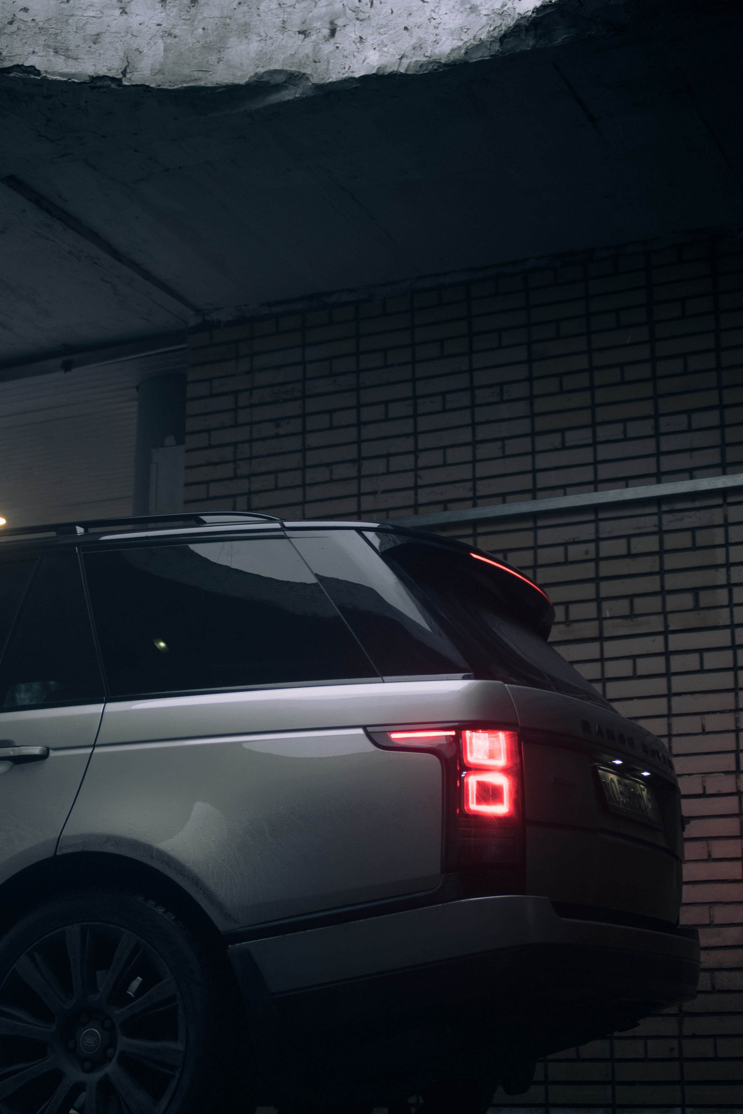 Range Rover в центре Москвы. Жуков Илья  свадебный фотограф в Москве