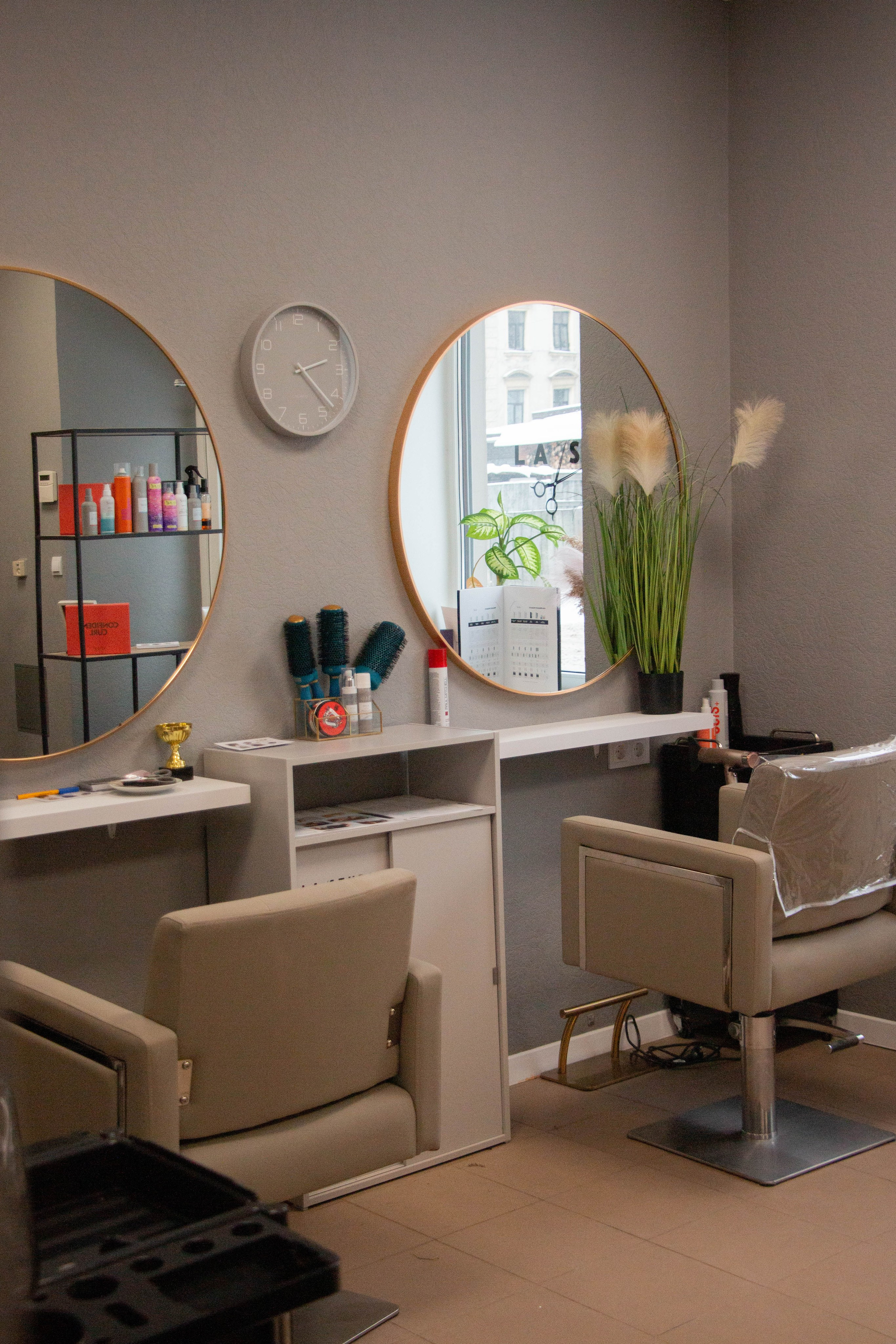 Настя- стилист по волосам. Бережно сохраняю ваши чувства и истории на своих фотографиях