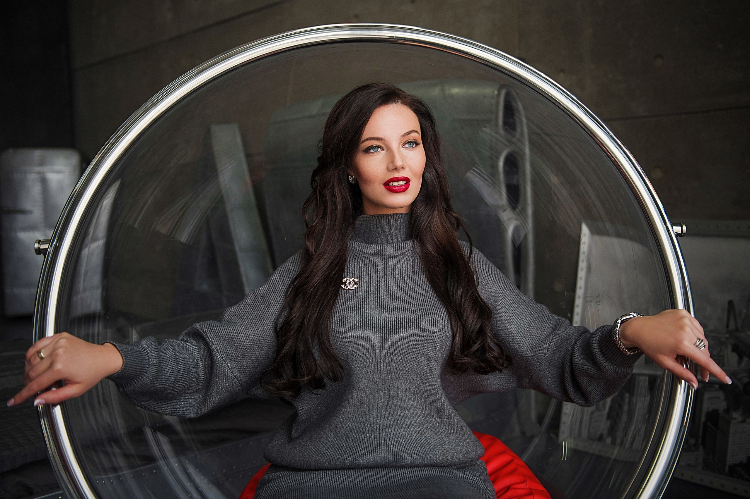 Девушка в кресле 