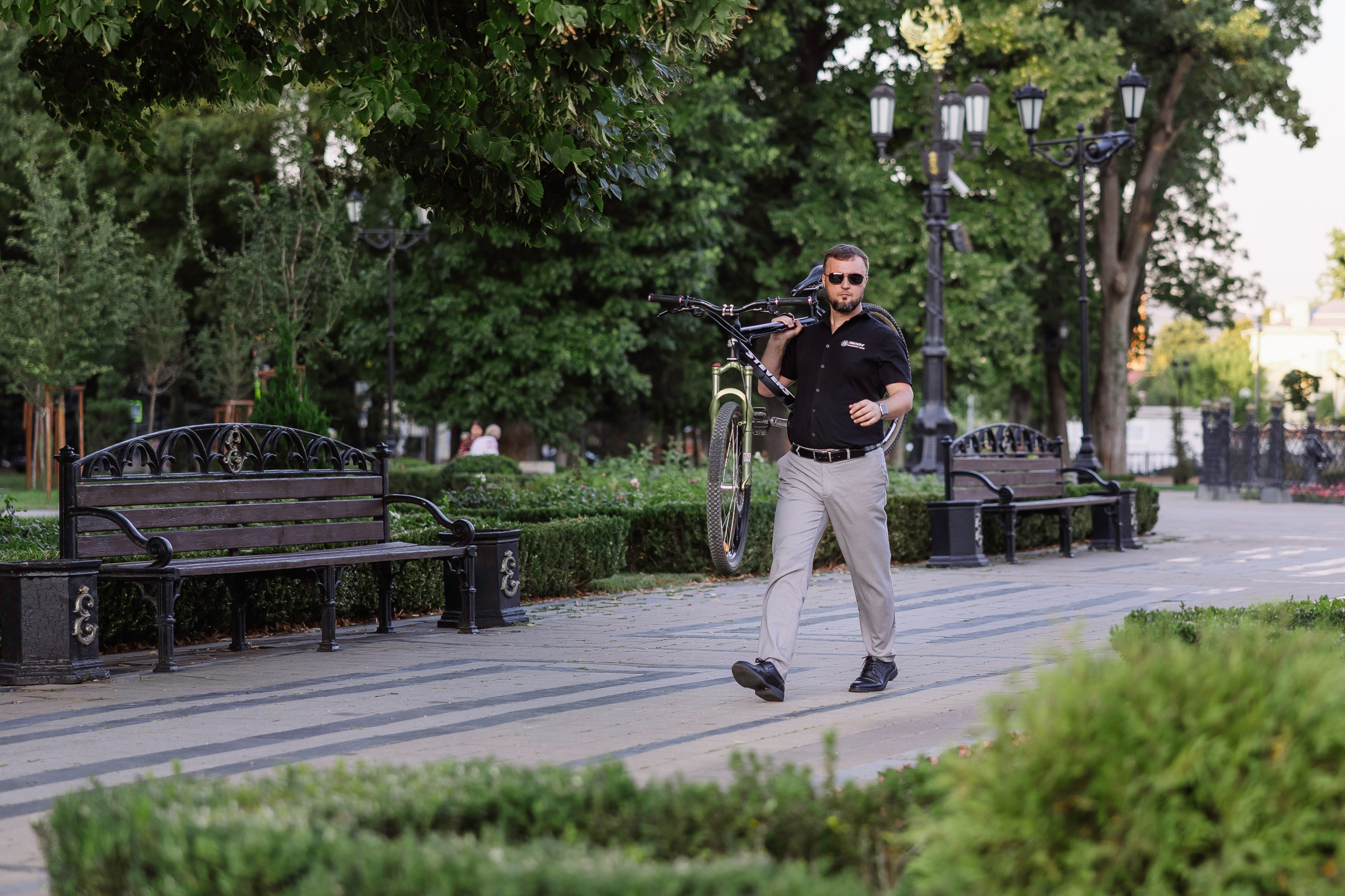 Мужской портрет с велосипедом