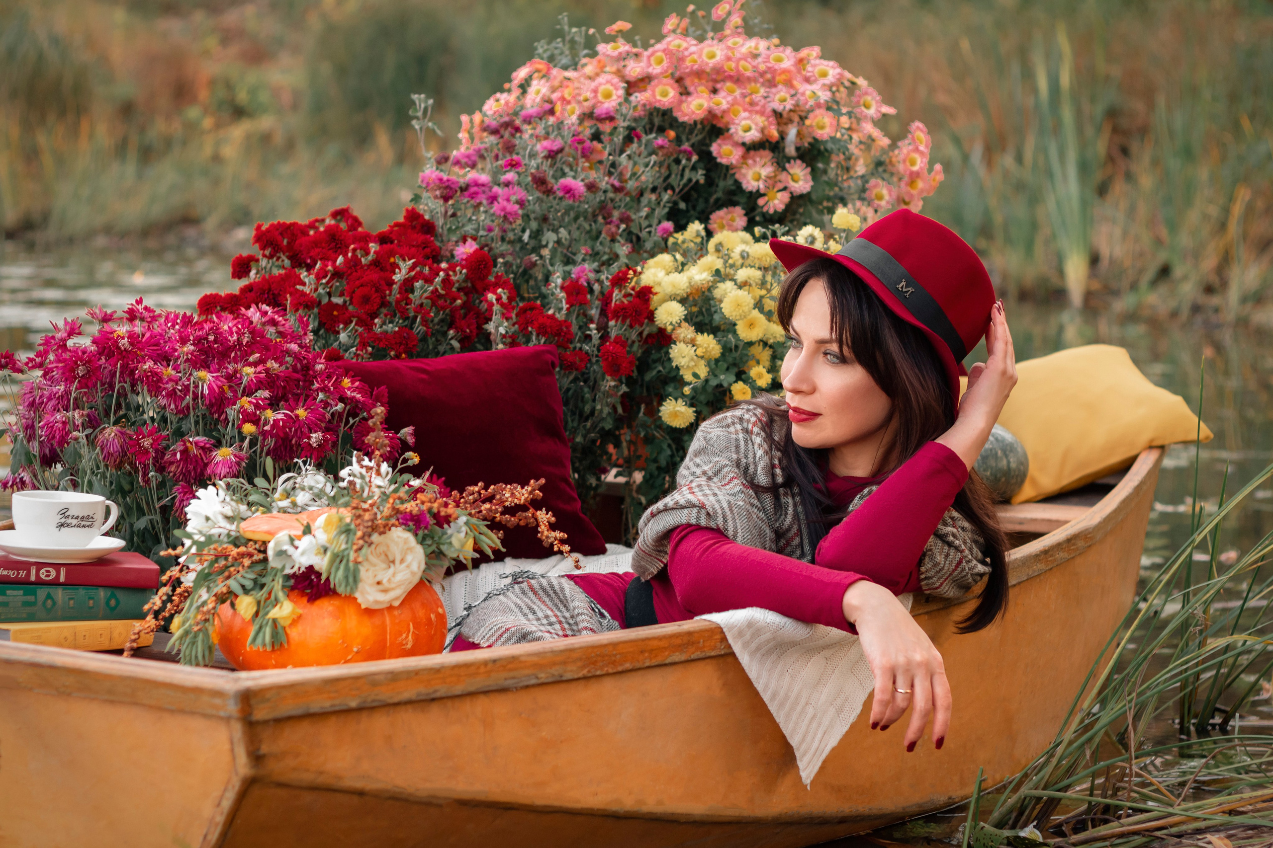 Лодка с хризантемами. Фотограф Ольга Бобб Нижний Новгород