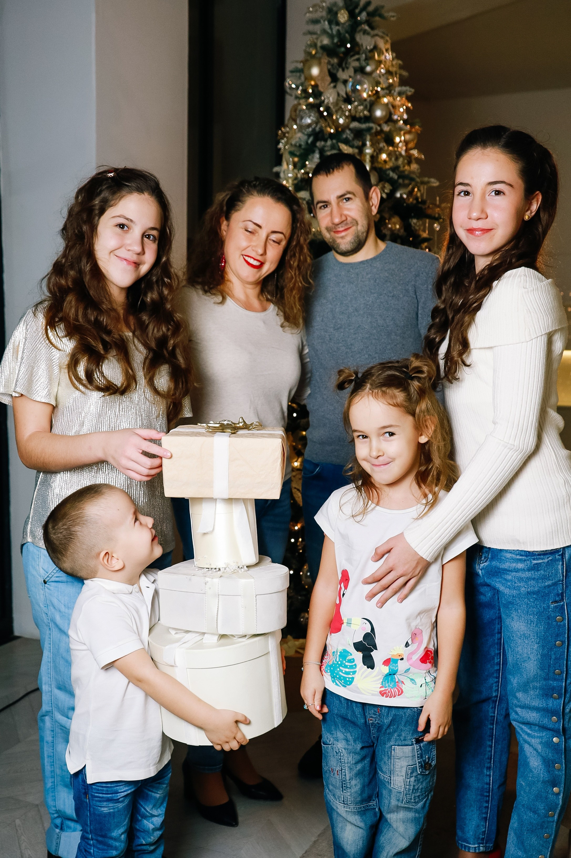 Дружная семья с четырьмя детьми. Визуал для эспертов и блогеров