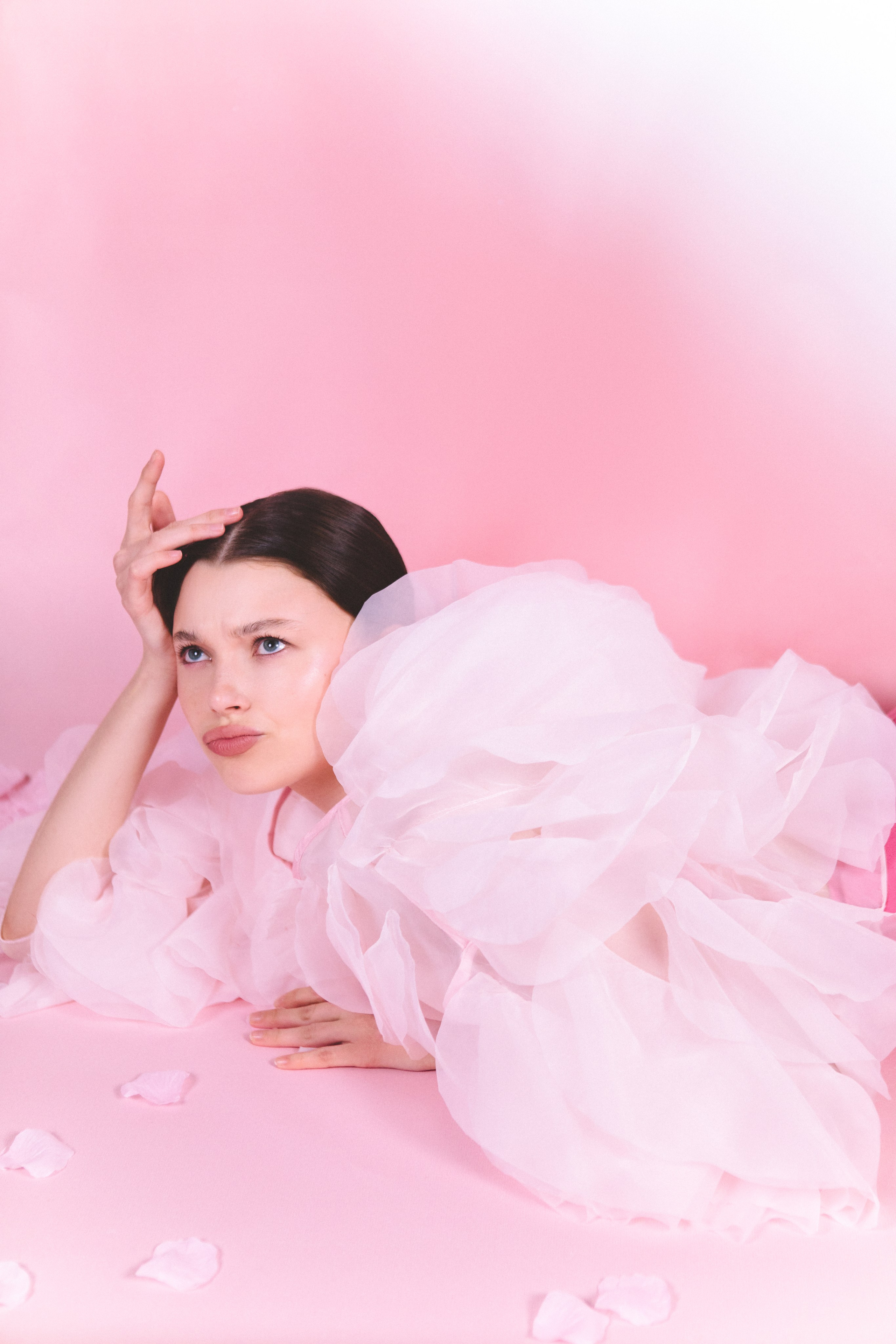 Регина. Фотосессия на розовом фоне. Фотограф в Москве Ольга Сатони