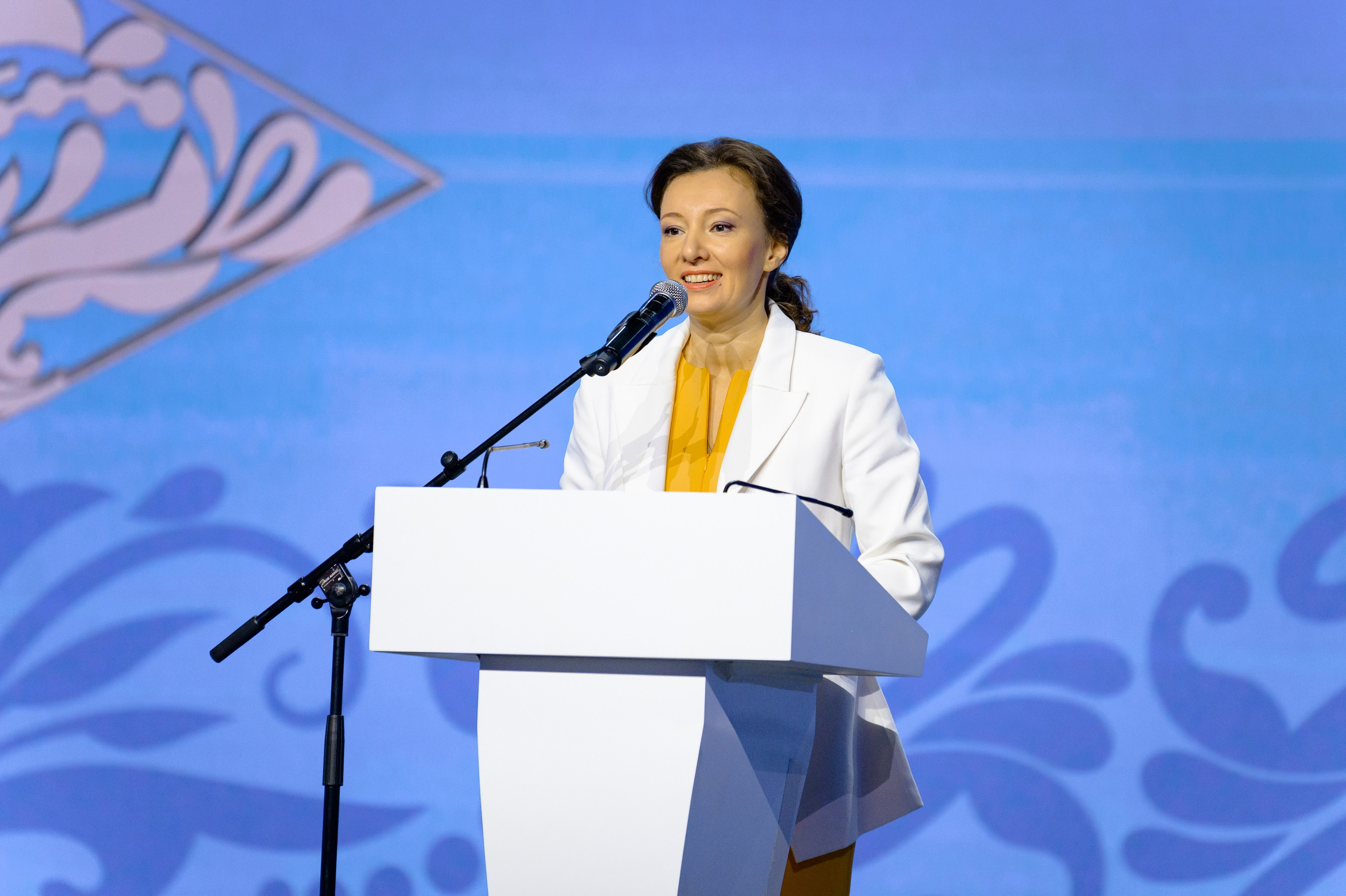 Выставки: Фотография с выставки, на которой посетители изучают представленные экспонаты. Скворцова Вероника. Татьяна Голикова. Михаил Мурашко. Единая Россия. Дума. Министр Здравоохранения. ФМБА. Правительство России. Фотография с форума, на которой участники активно участвуют в дискуссии.