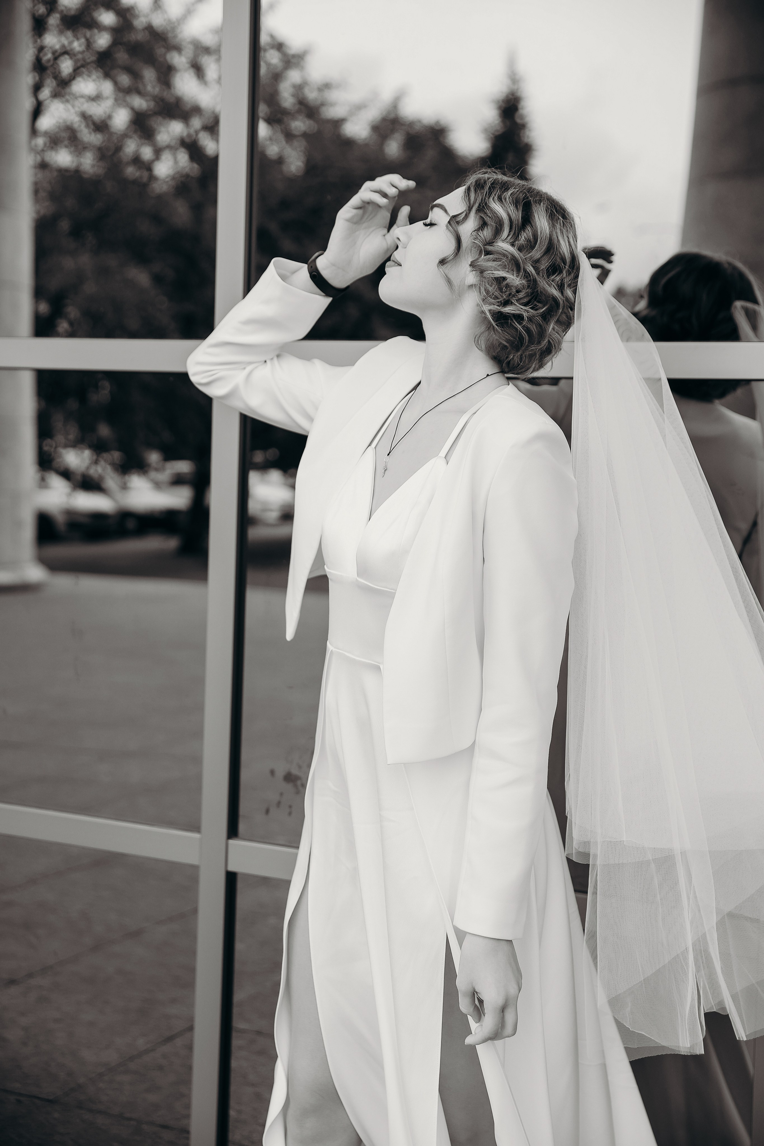 Свадебная прогулка в Екатерининском сквере 25.10.2024. Свадебный и семейный фотограф Виолетта Сидельникова. Краснодар, Россия, Беларусь, Европа