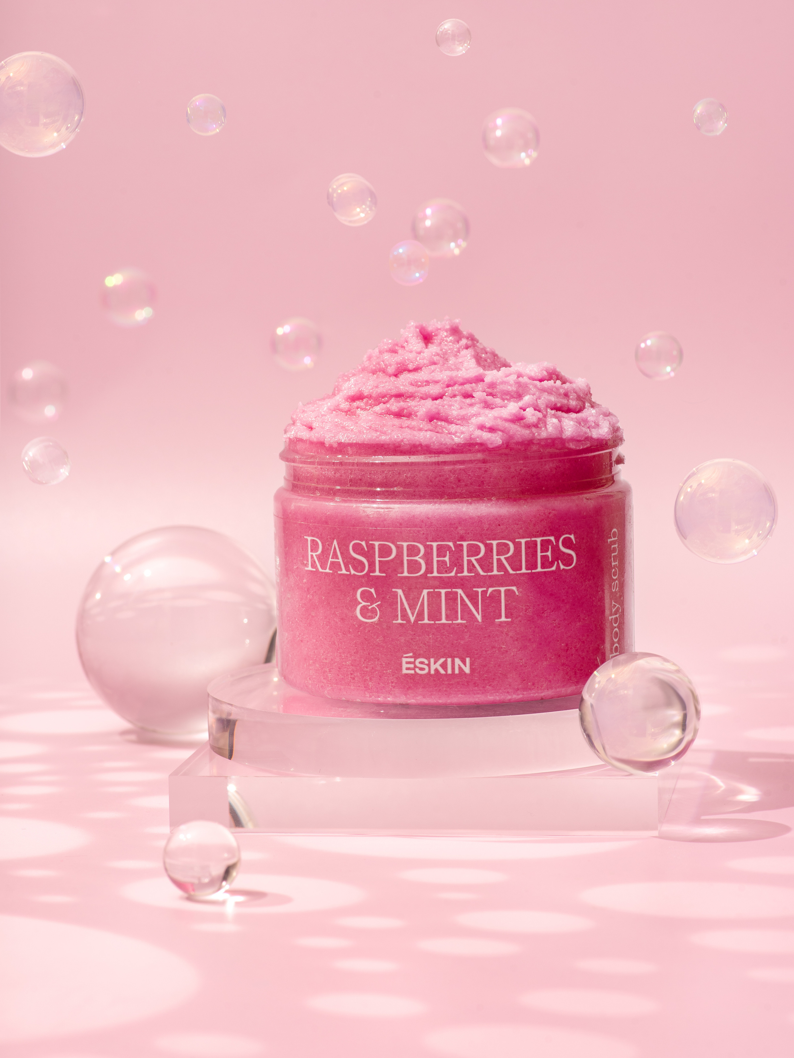 Скраб для тела в пузырях на розовом фоне инстаграмное фото и фото для продажи на маркетплейсах