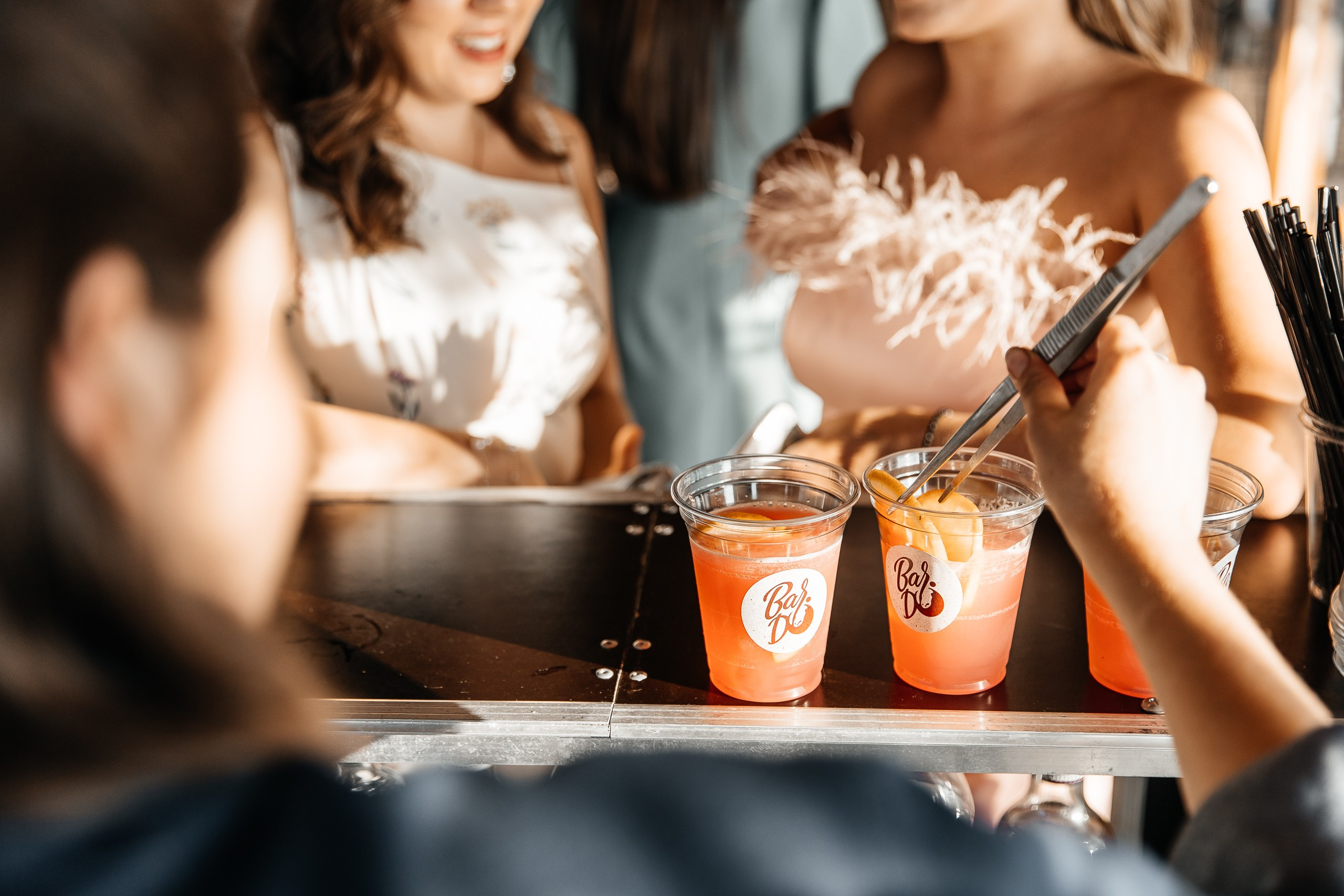 Здравствуйте! Я&nbsp;свадебный фотограф из&nbsp;Ульяновска, работаю в&nbsp;том числе по&nbsp;всей России и&nbsp;с&nbsp;выездом за&nbsp;границу. Снимаю свадьбы, lovestory, корпоративы, светский репортаж. Провожу обучение по&nbsp;фотографии, мастер-классы и&nbsp;воркшопы для других фотографов.