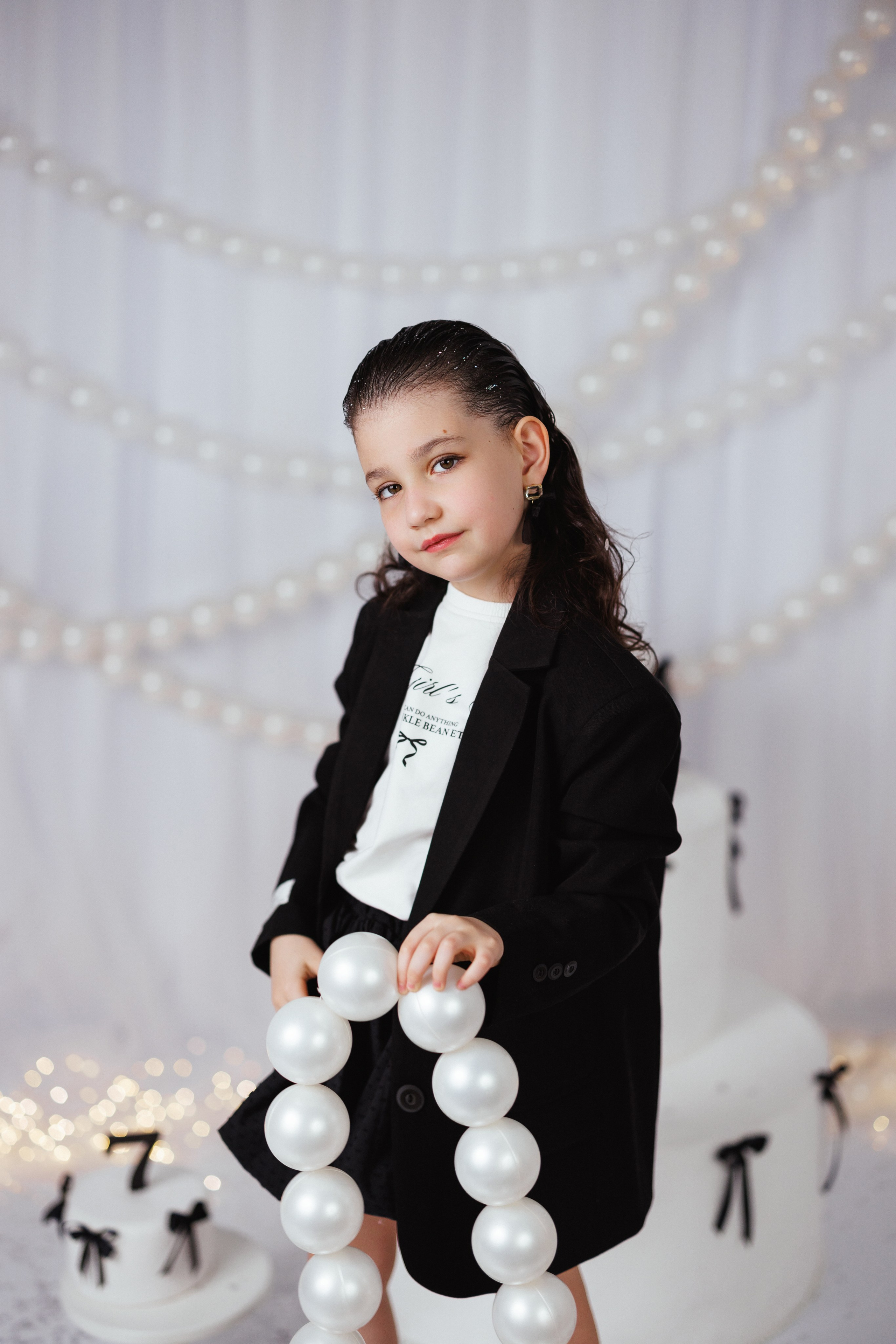 Фотосессия к дню рождения с большим тортом, в детской фотостудии «Антураж», город Краснодар. Семейный и детский фотограф в Краснодаре Анна Трашкова