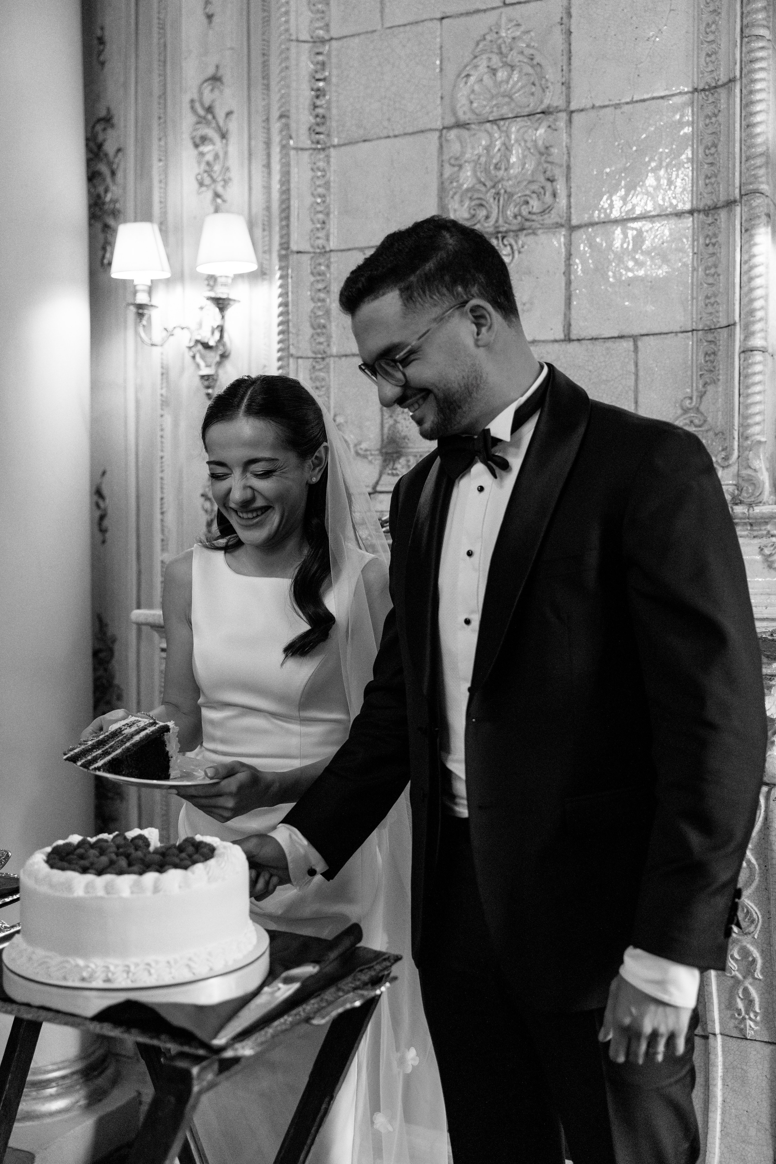 Роспись в Кутузовском ЗАГСе, фотосессия в Пушкинской библиотеке и банкет (семейный ужин) в ресторане «Кафе Пушкинъ». Свадебный фотограф в Москве Полина Лелетко