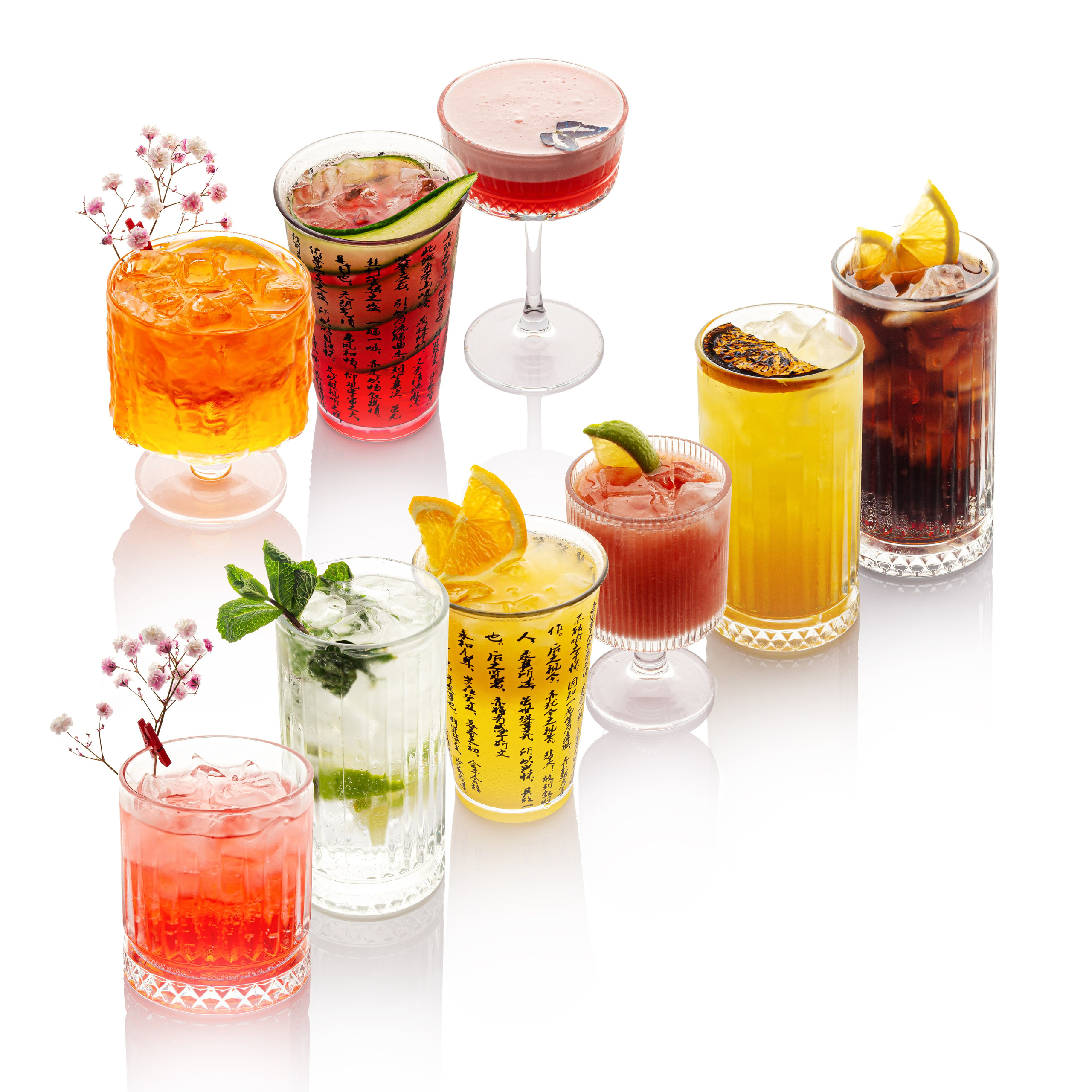 много коктейлей на белом фоне